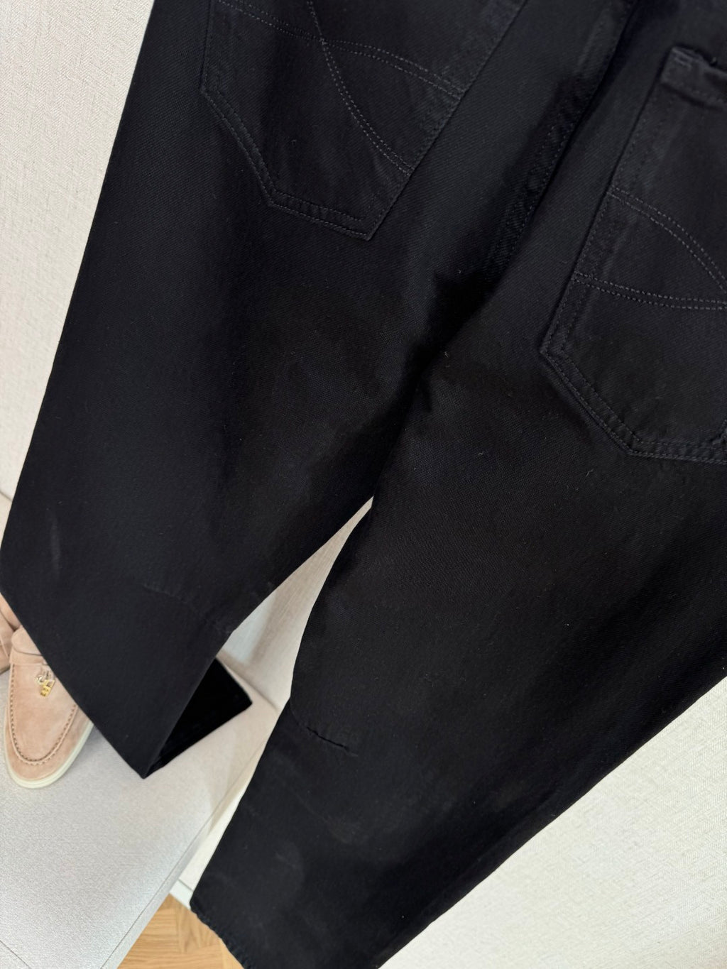 Brunello Cucinelli Hose in Schwarz mit dezenten Distressed-Details – Straight Fit