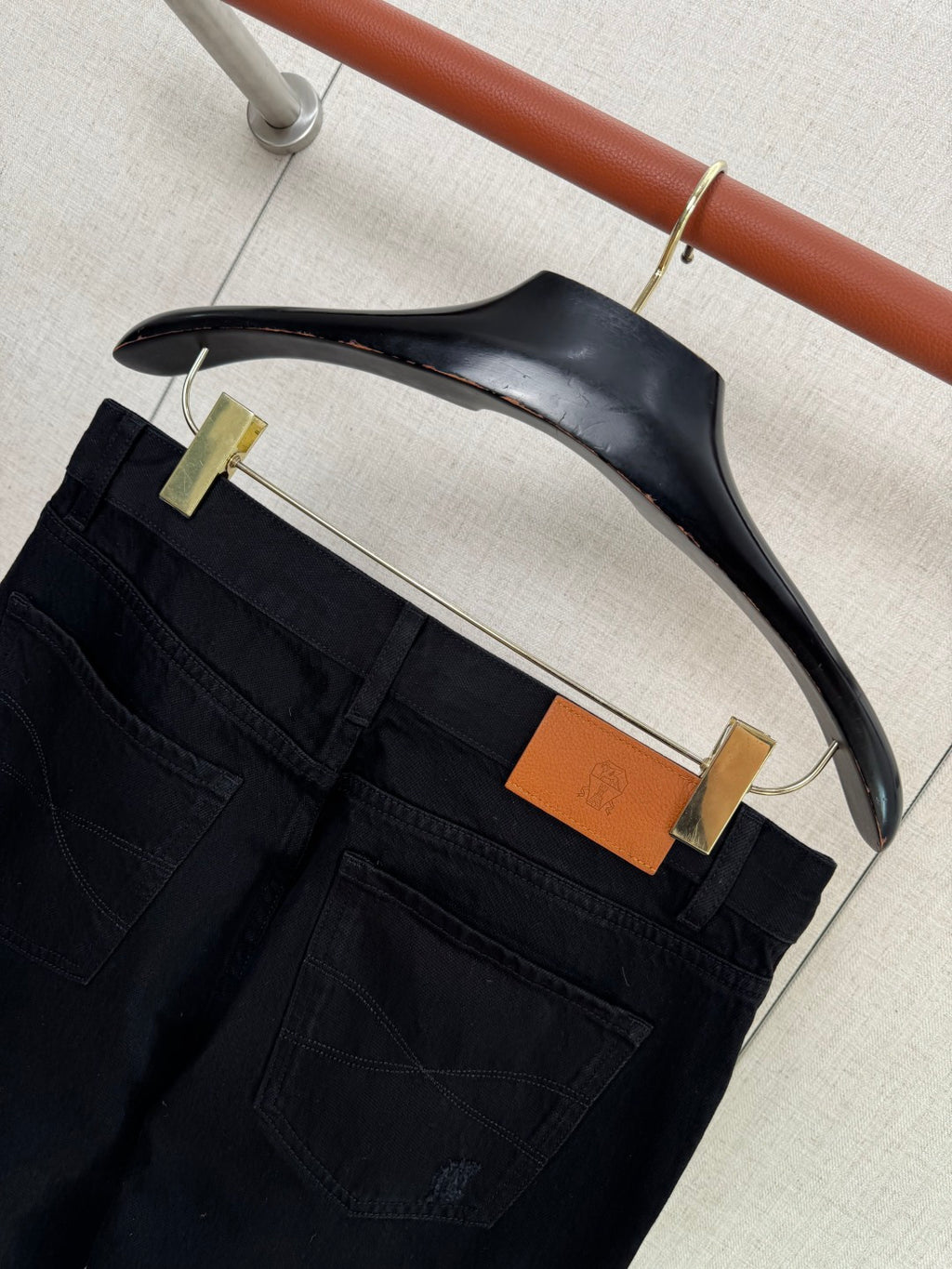 Brunello Cucinelli Hose in Schwarz mit dezenten Distressed-Details – Straight Fit