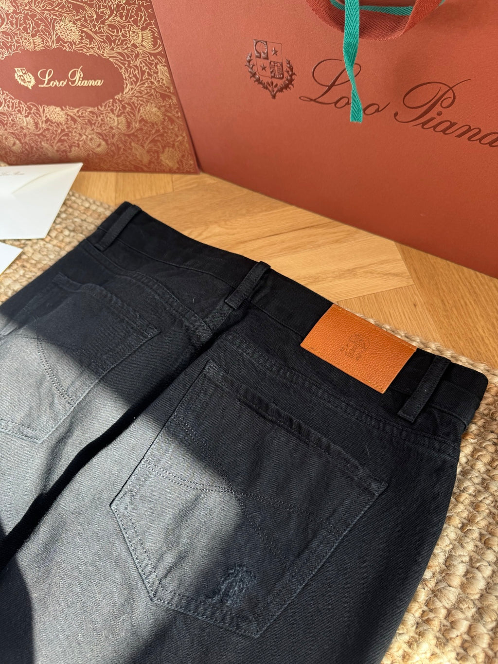 Brunello Cucinelli Hose in Schwarz mit dezenten Distressed-Details – Straight Fit