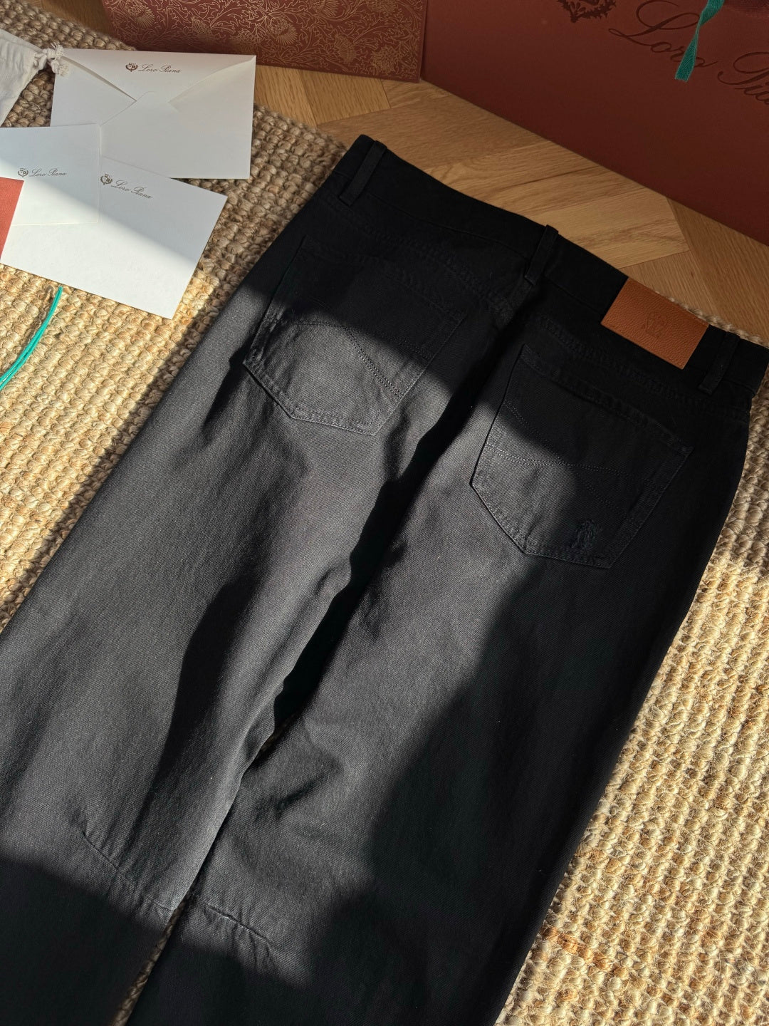 Brunello Cucinelli Hose in Schwarz mit dezenten Distressed-Details – Straight Fit