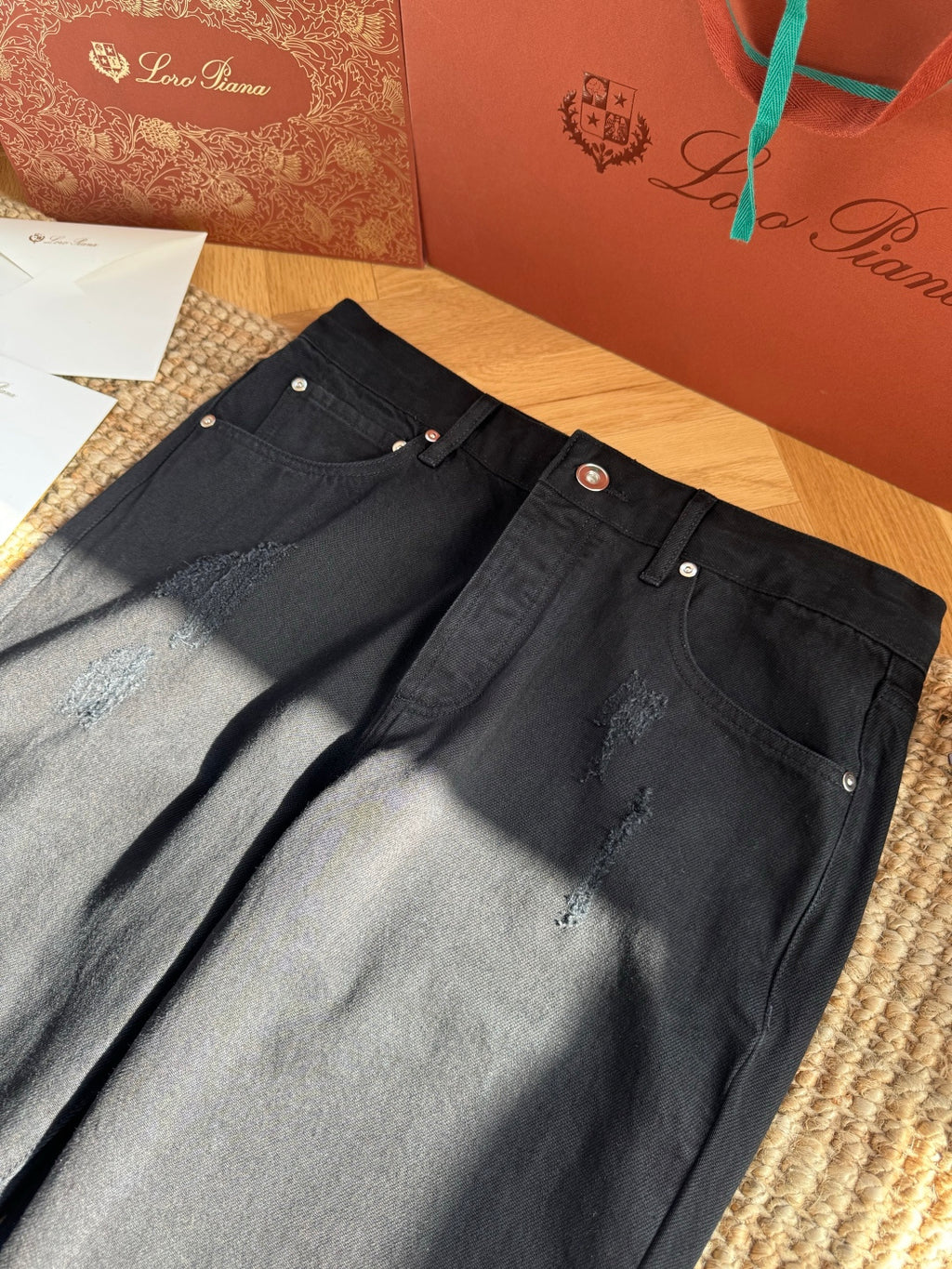 Brunello Cucinelli Hose in Schwarz mit dezenten Distressed-Details – Straight Fit