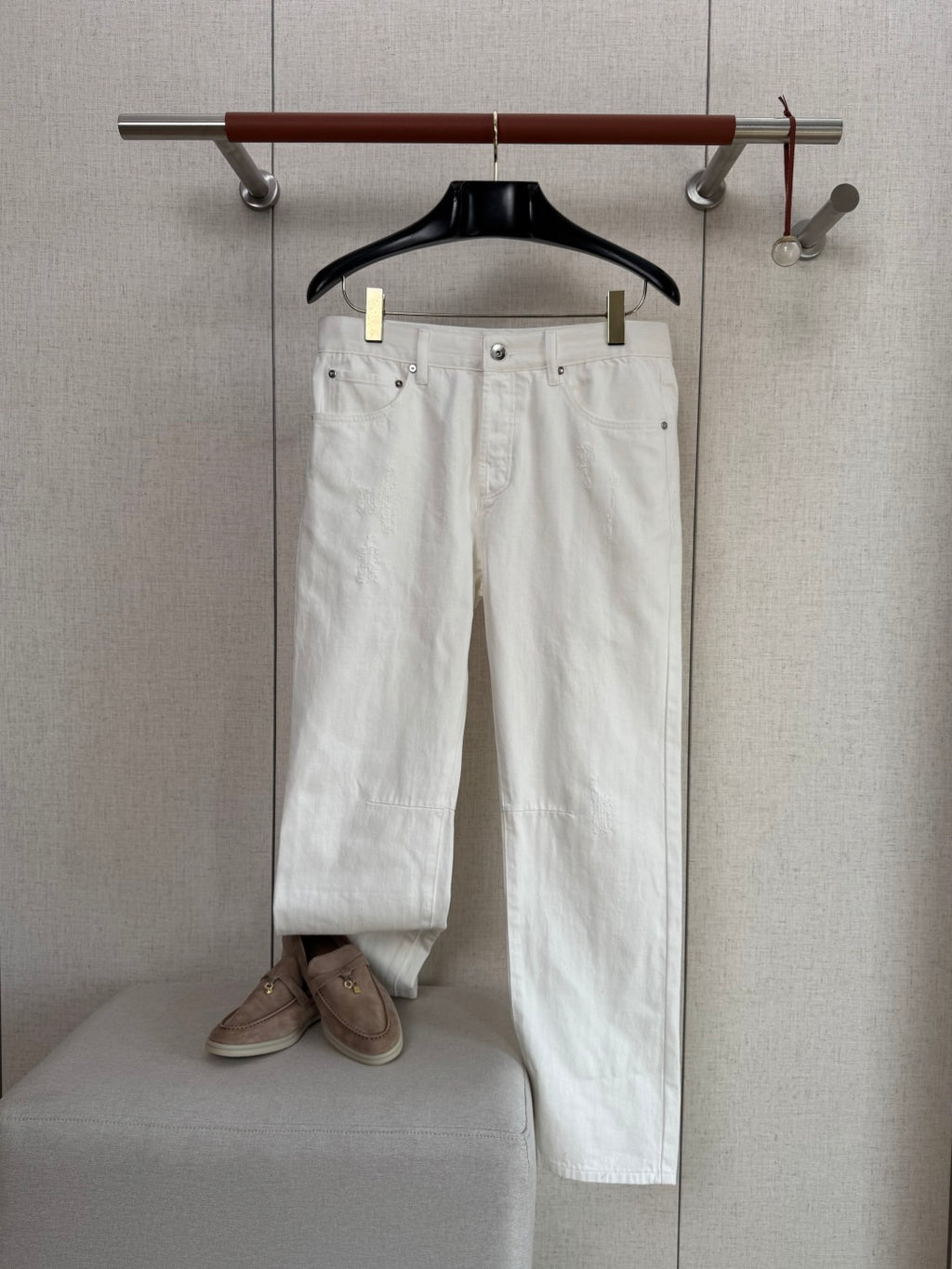 Brunello Cucinelli Hose in Weiß mit dezenten Distressed-Details – Straight Fit