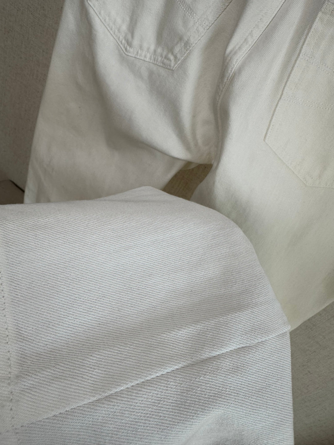 Brunello Cucinelli Hose in Weiß mit dezenten Distressed-Details – Straight Fit