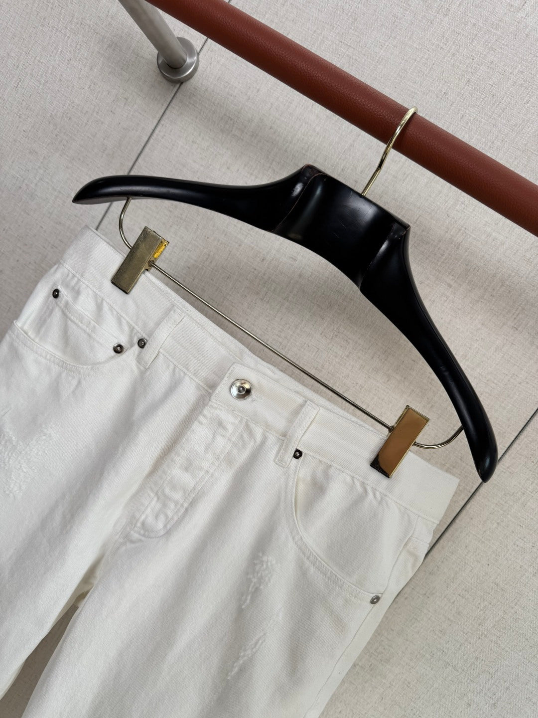 Brunello Cucinelli Hose in Weiß mit dezenten Distressed-Details – Straight Fit