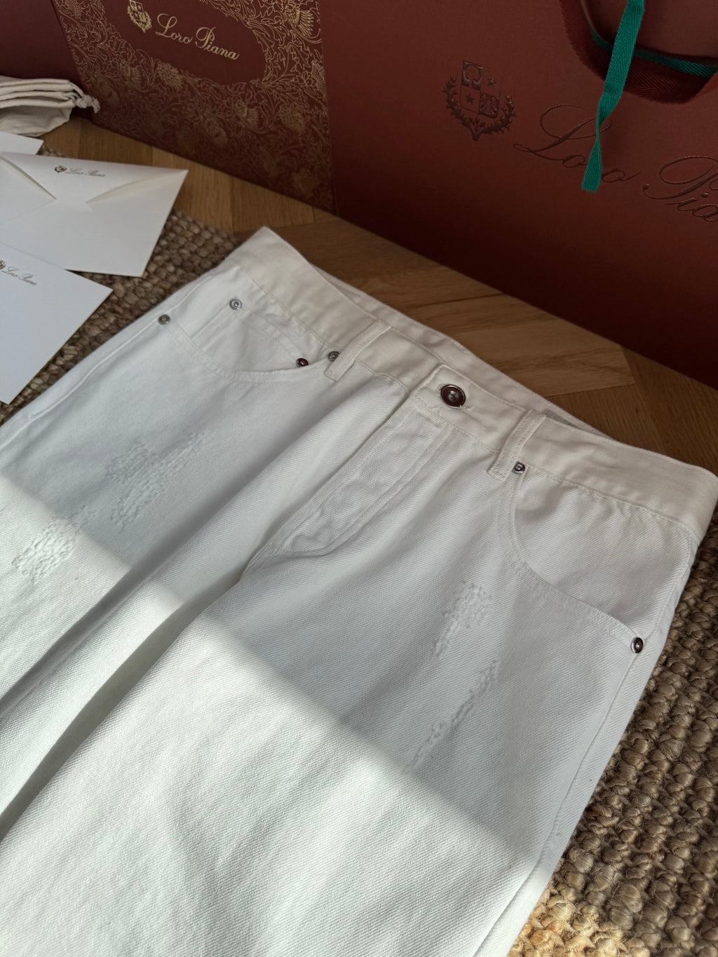 Brunello Cucinelli Hose in Weiß mit dezenten Distressed-Details – Straight Fit