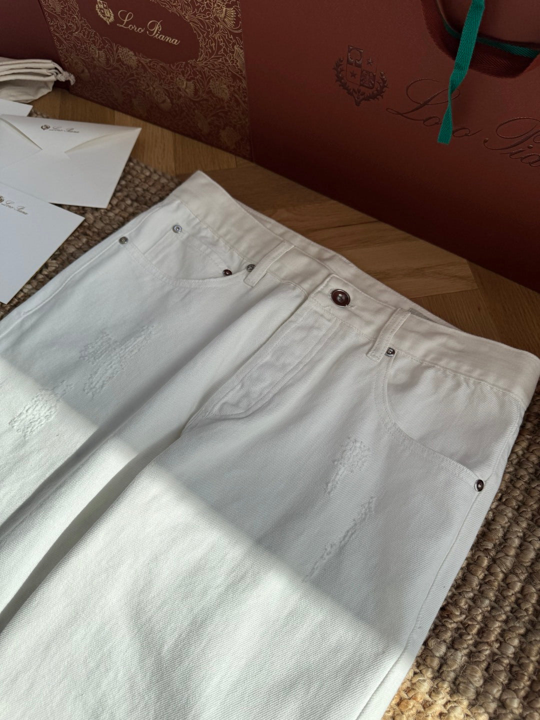 Brunello Cucinelli Hose in Weiß mit dezenten Distressed-Details – Straight Fit