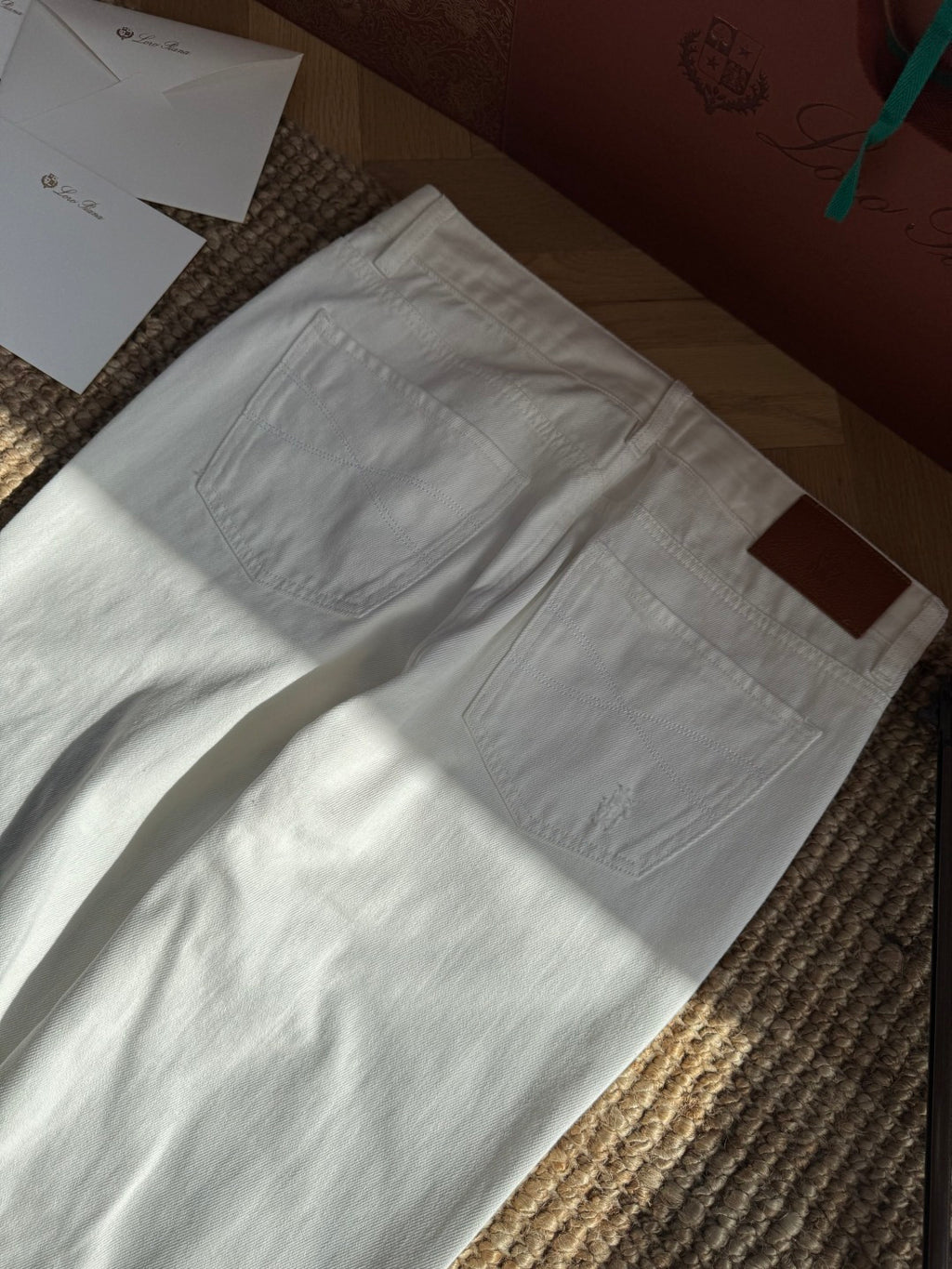 Brunello Cucinelli Hose in Weiß mit dezenten Distressed-Details – Straight Fit