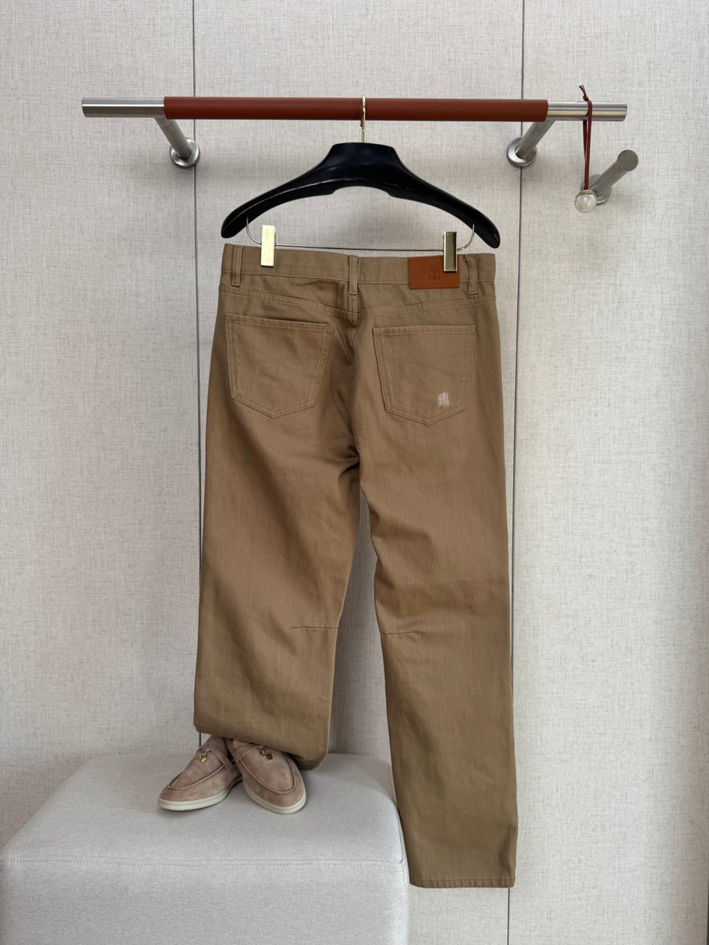 Brunello Cucinelli Hose in Braun mit dezenten Distressed-Details – Straight Fit