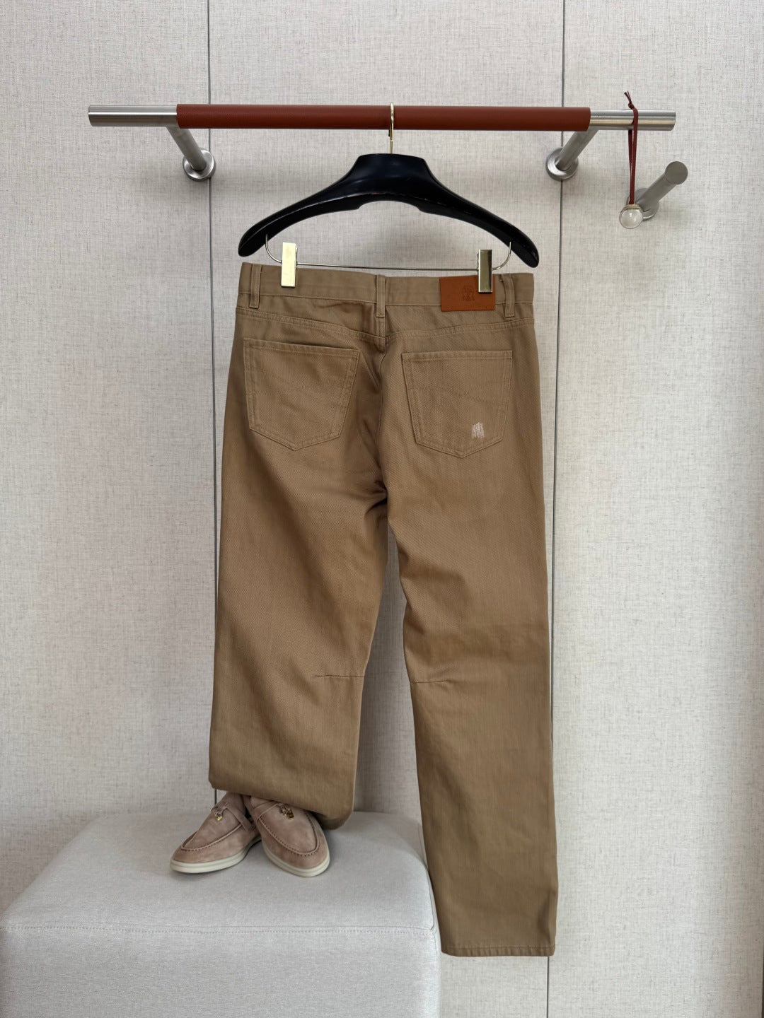 Brunello Cucinelli Hose in Braun mit dezenten Distressed-Details – Straight Fit