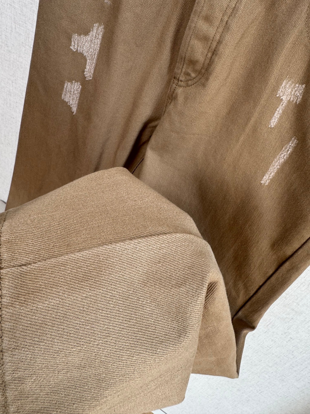 Brunello Cucinelli Hose in Braun mit dezenten Distressed-Details – Straight Fit