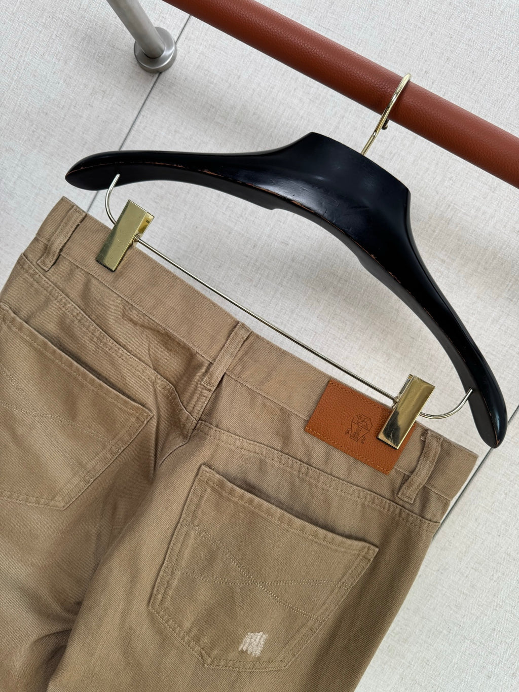 Brunello Cucinelli Hose in Braun mit dezenten Distressed-Details – Straight Fit