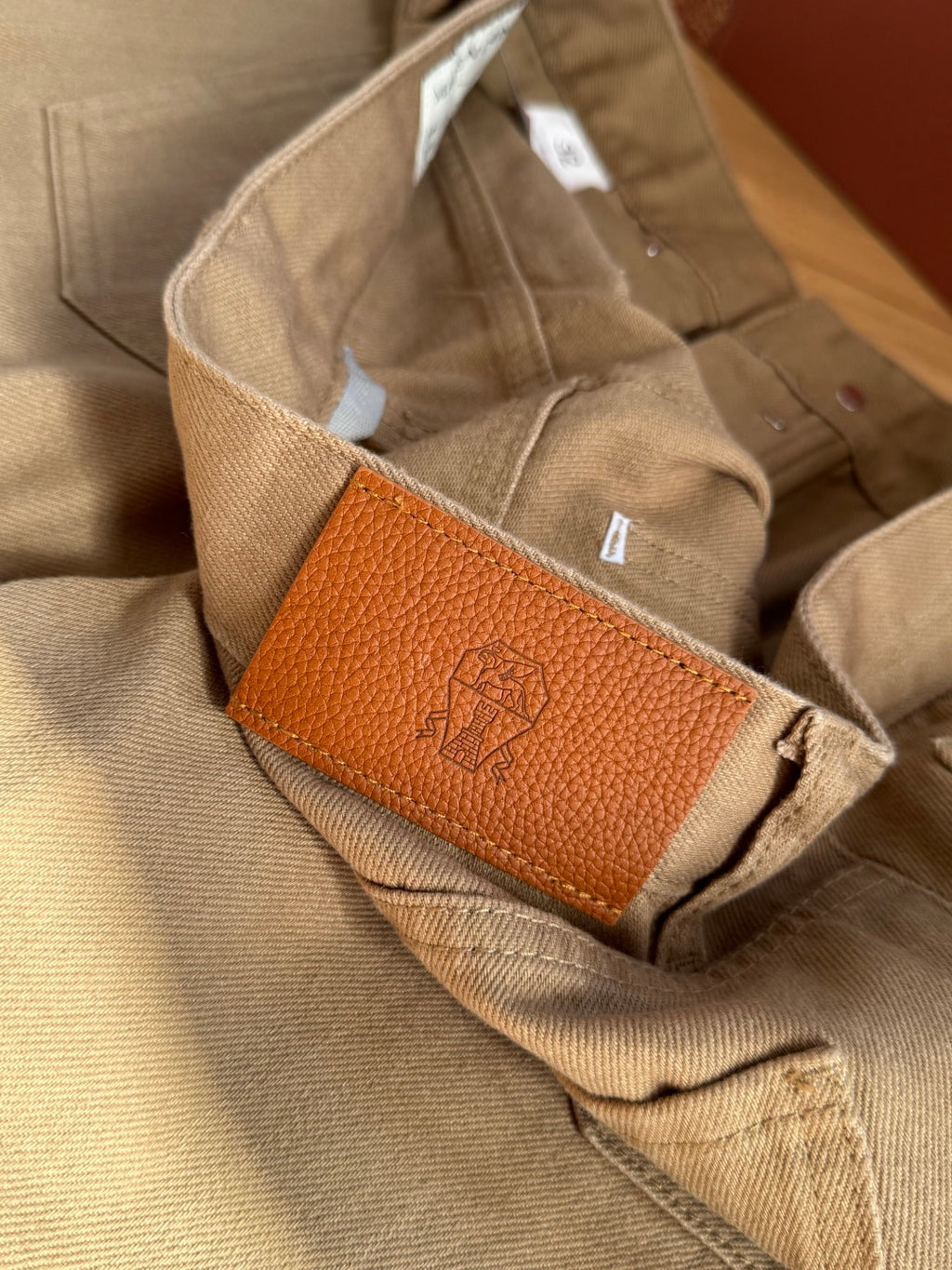 Brunello Cucinelli Hose in Braun mit dezenten Distressed-Details – Straight Fit