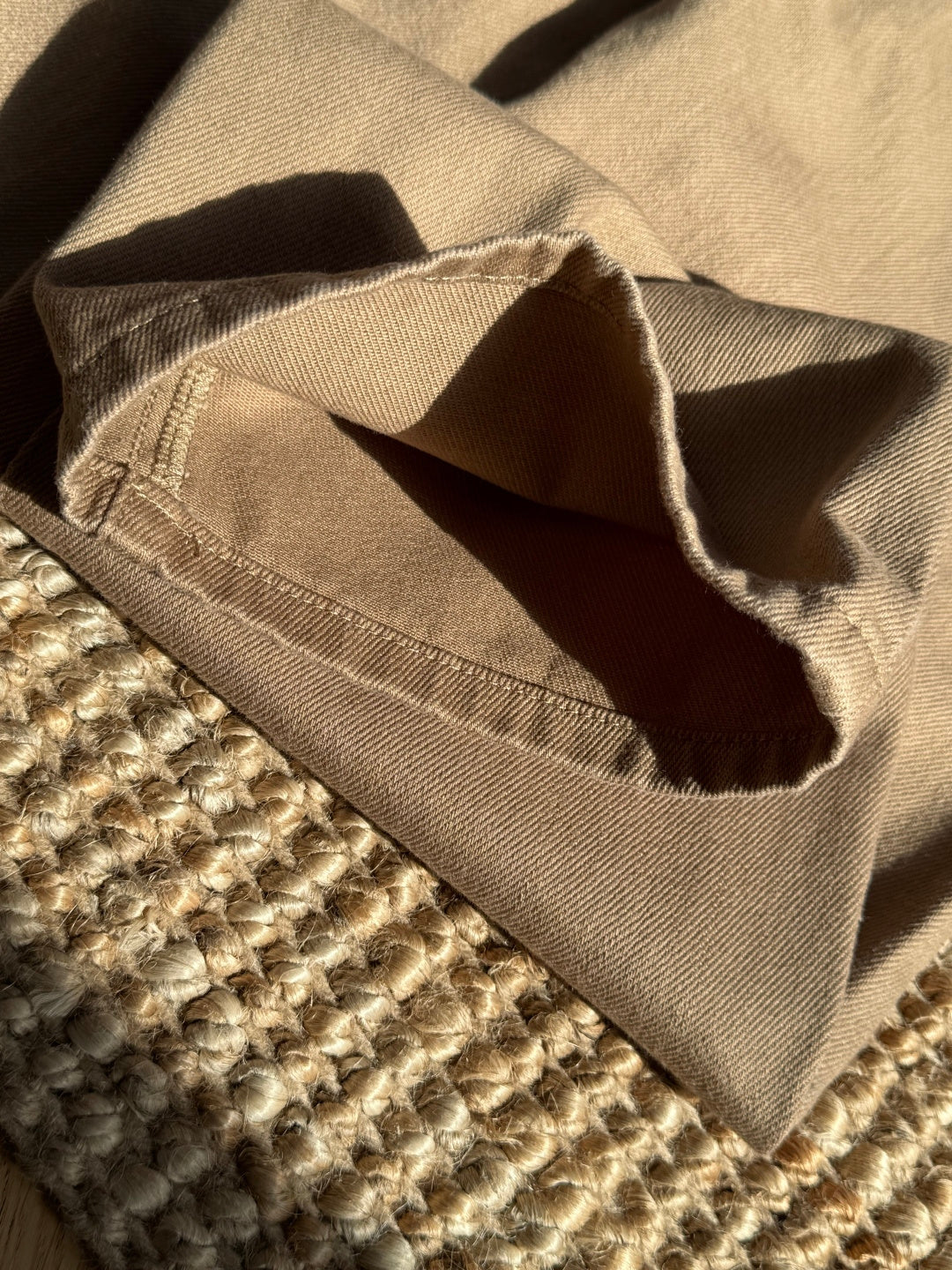 Brunello Cucinelli Hose in Braun mit dezenten Distressed-Details – Straight Fit