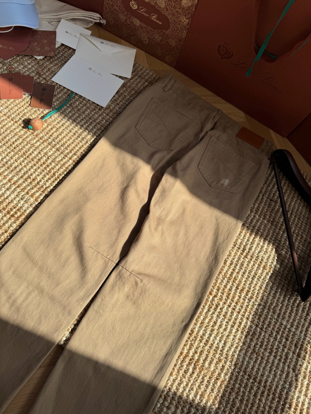 Brunello Cucinelli Hose in Braun mit dezenten Distressed-Details – Straight Fit