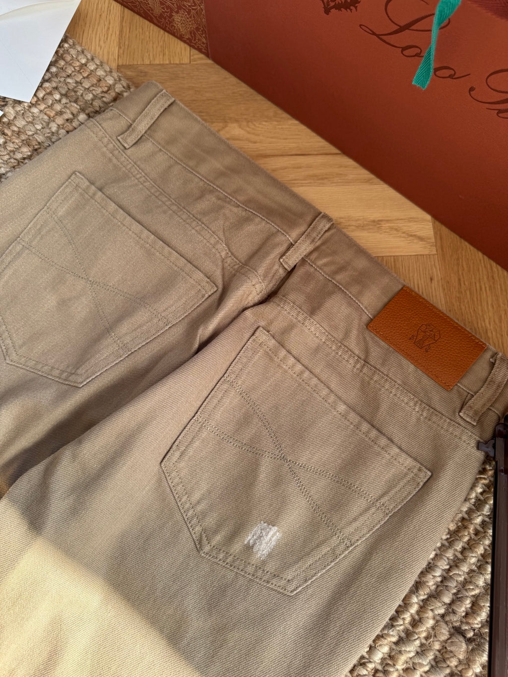 Brunello Cucinelli Hose in Braun mit dezenten Distressed-Details – Straight Fit
