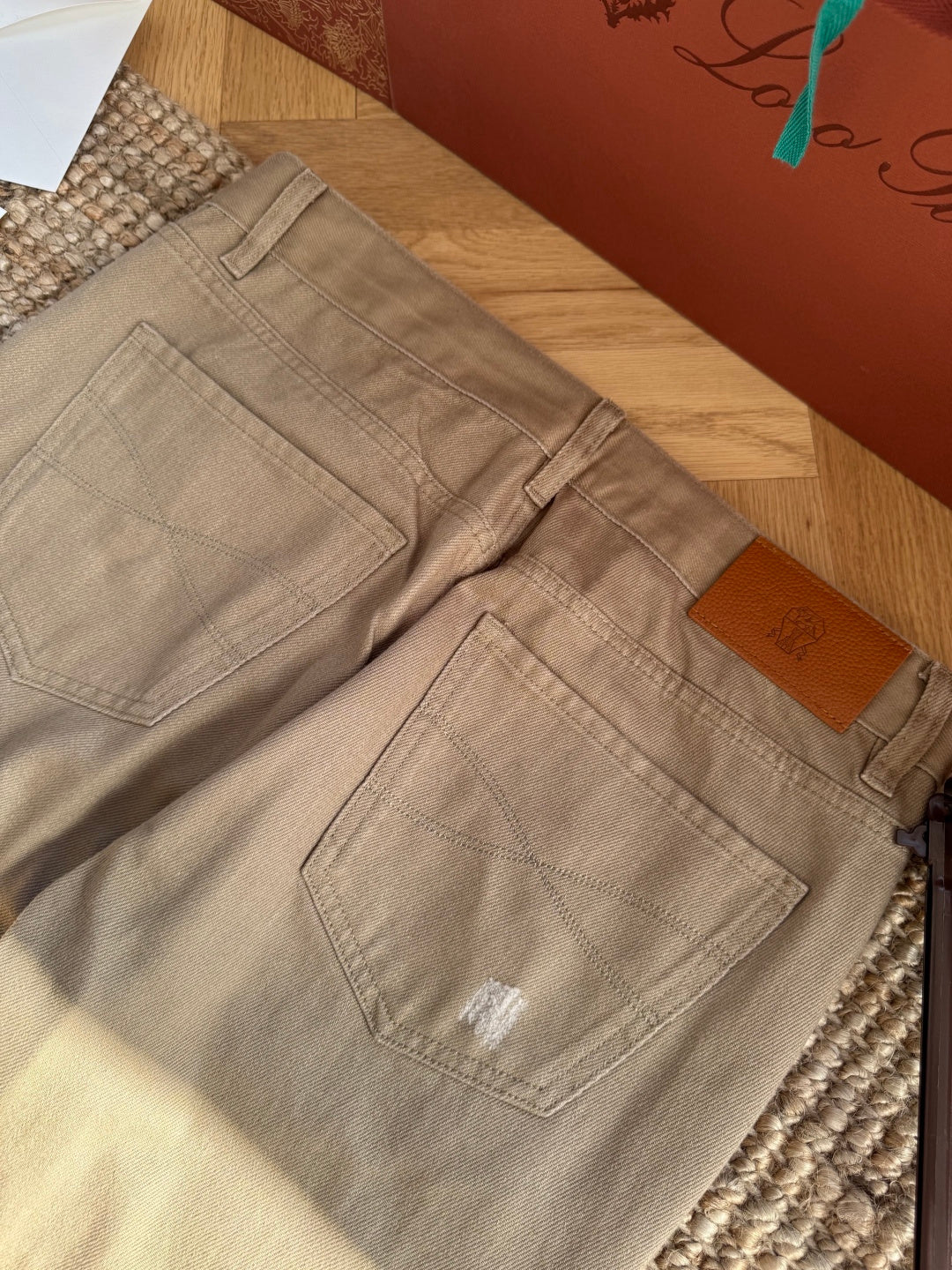 Brunello Cucinelli Hose in Braun mit dezenten Distressed-Details – Straight Fit