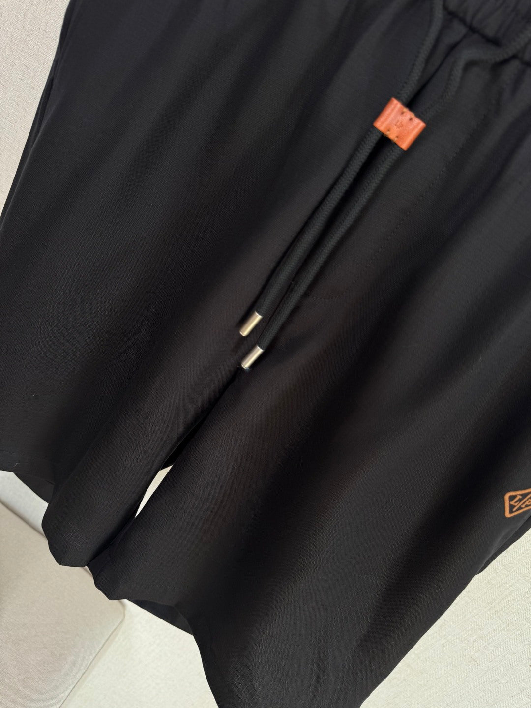 Loro Piana Shorts Schwarz – Leichte Shorts mit Elastikbund und Kordelzug