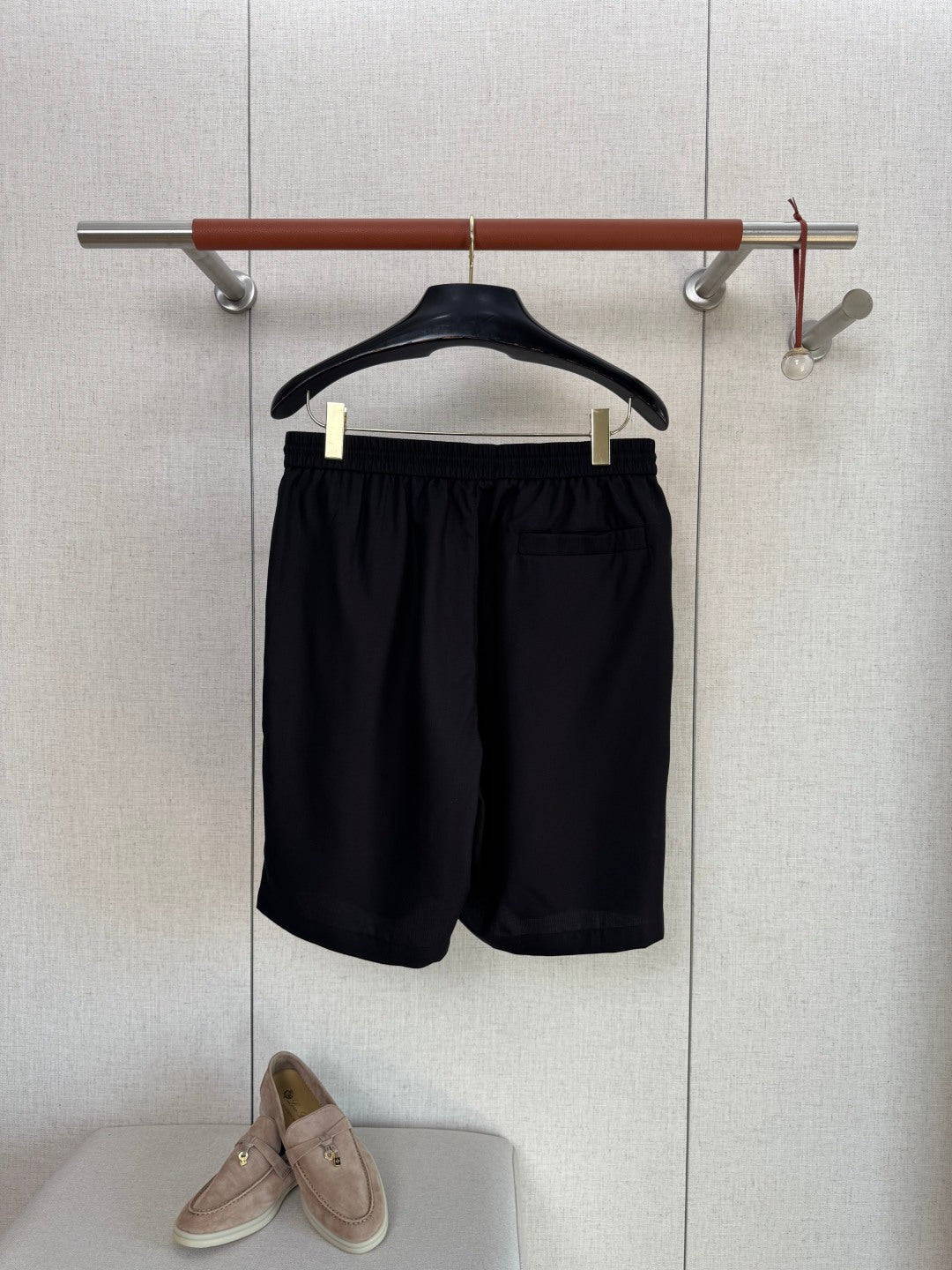 Loro Piana Shorts Schwarz – Leichte Shorts mit Elastikbund und Kordelzug