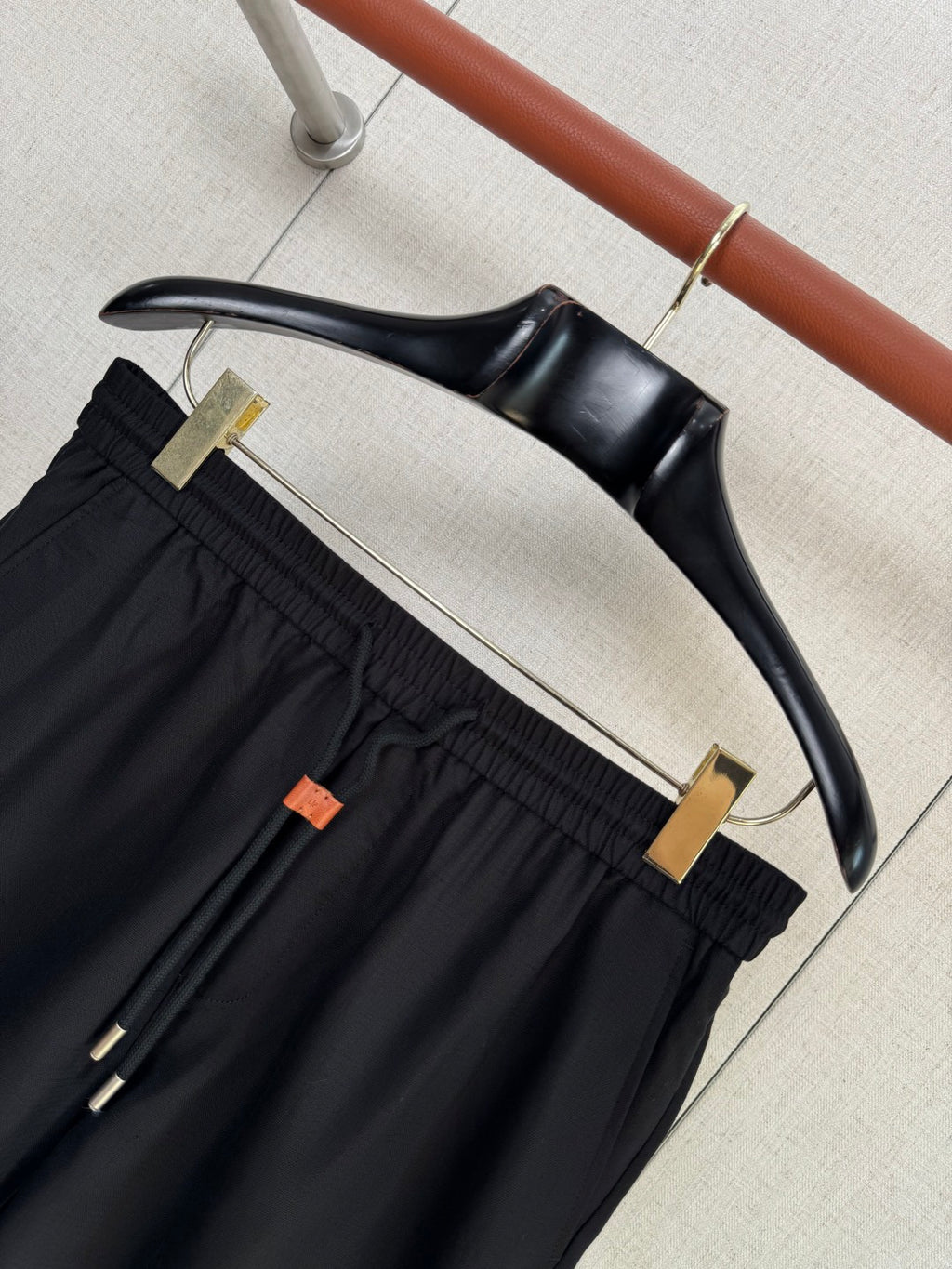 Loro Piana Shorts Schwarz – Leichte Shorts mit Elastikbund und Kordelzug