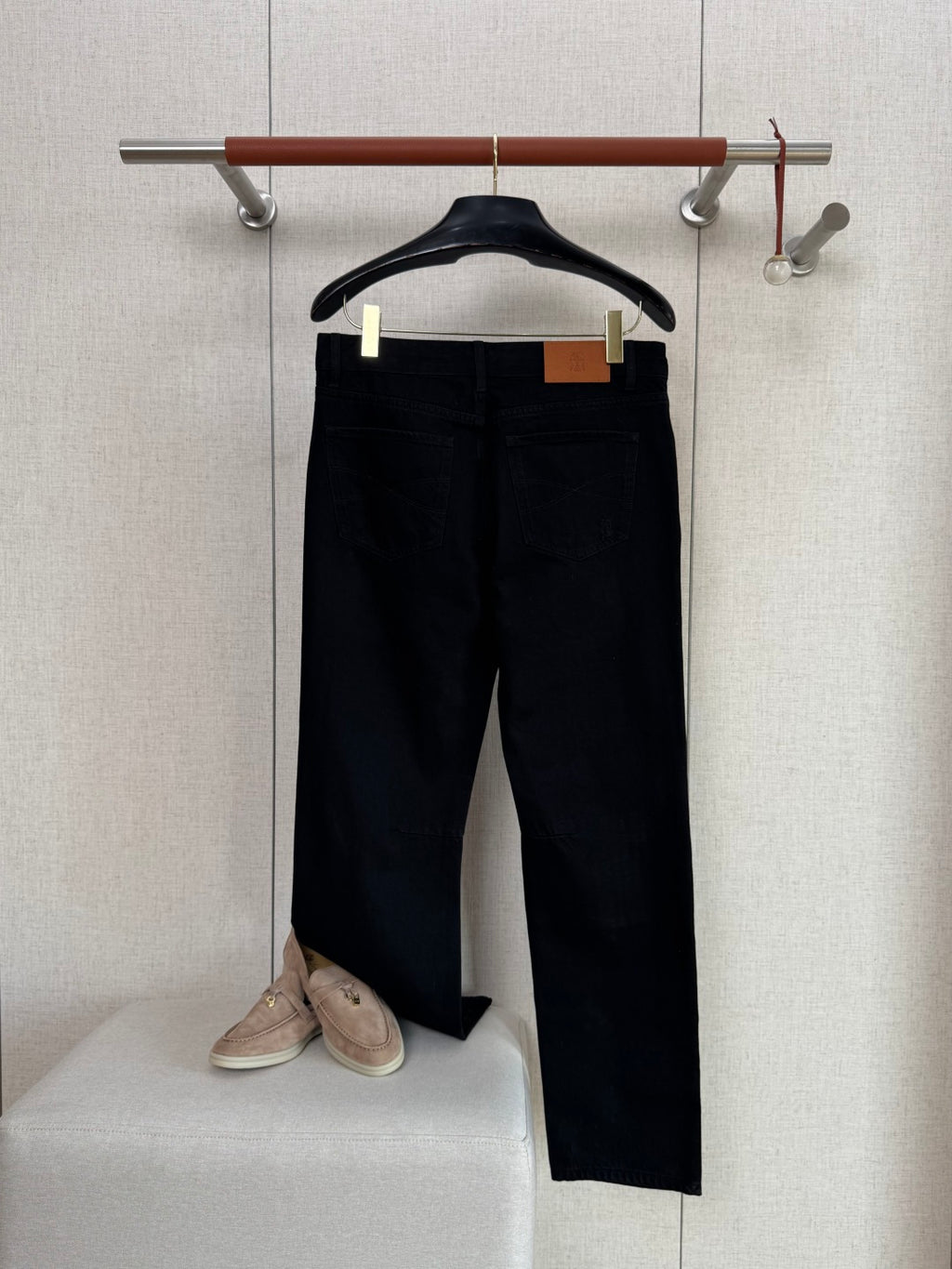 Brunello Cucinelli Hose in Schwarz mit dezenten Distressed-Details – Straight Fit