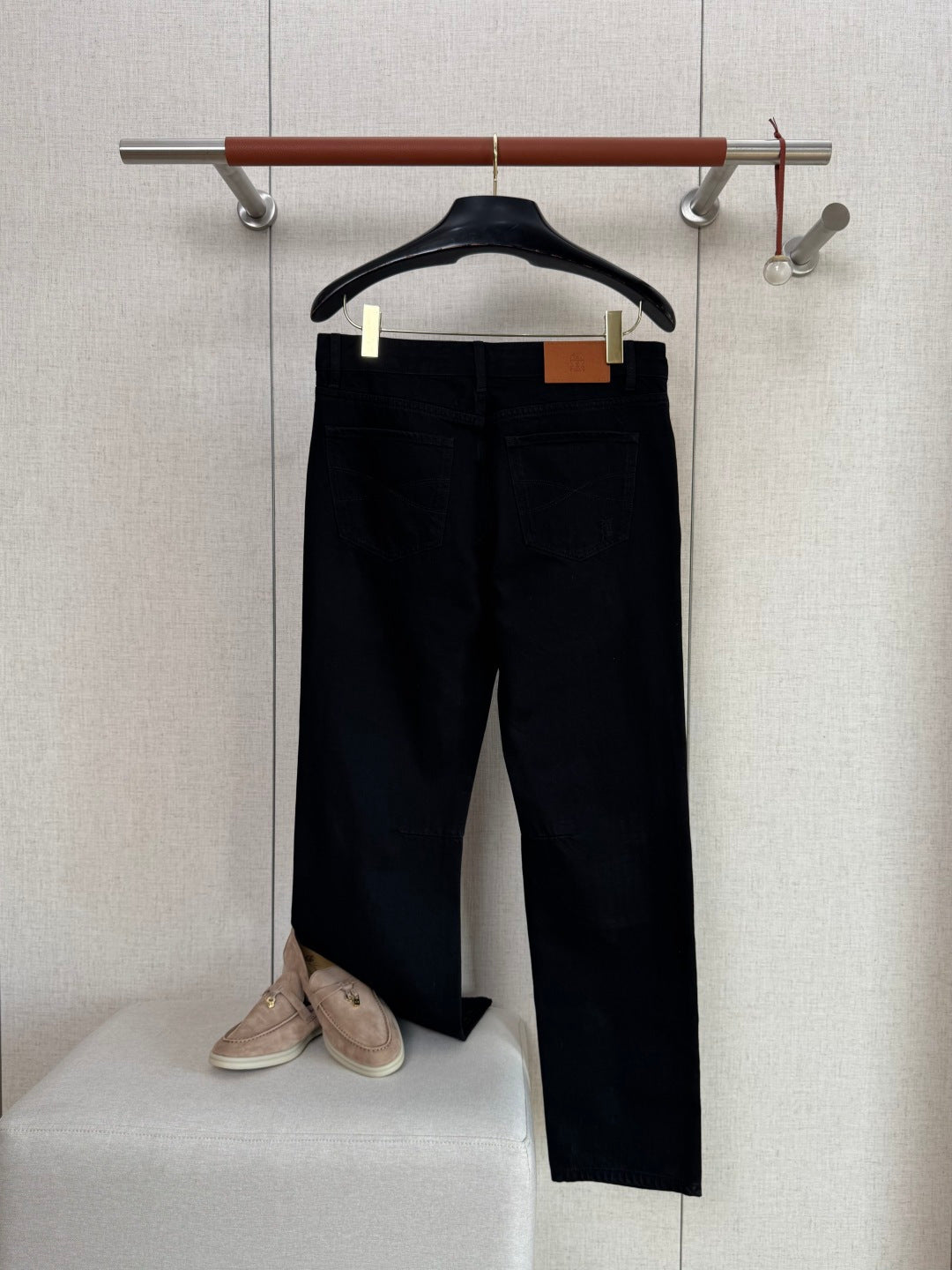 Brunello Cucinelli Hose in Schwarz mit dezenten Distressed-Details – Straight Fit