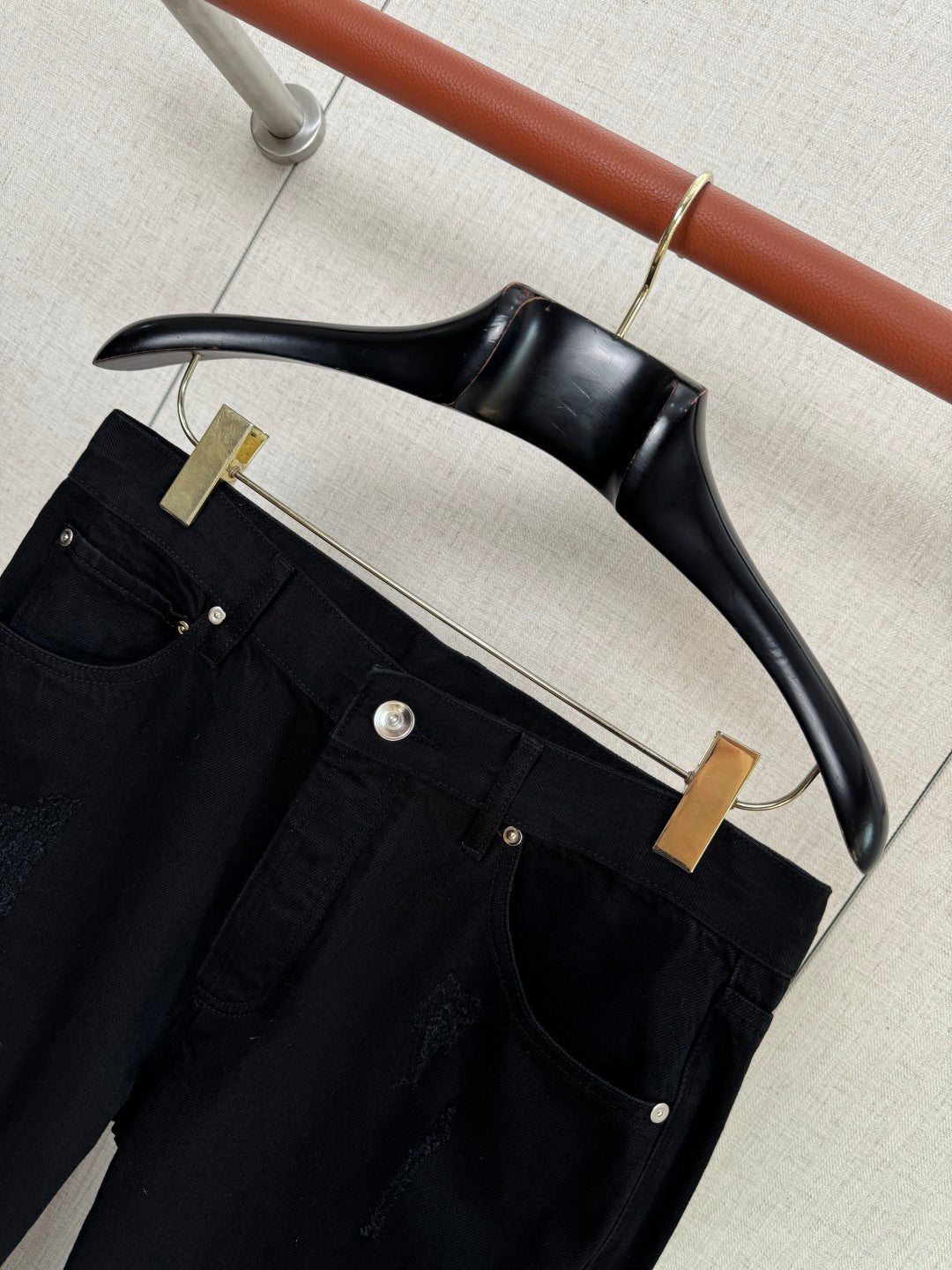 Brunello Cucinelli Hose in Schwarz mit dezenten Distressed-Details – Straight Fit