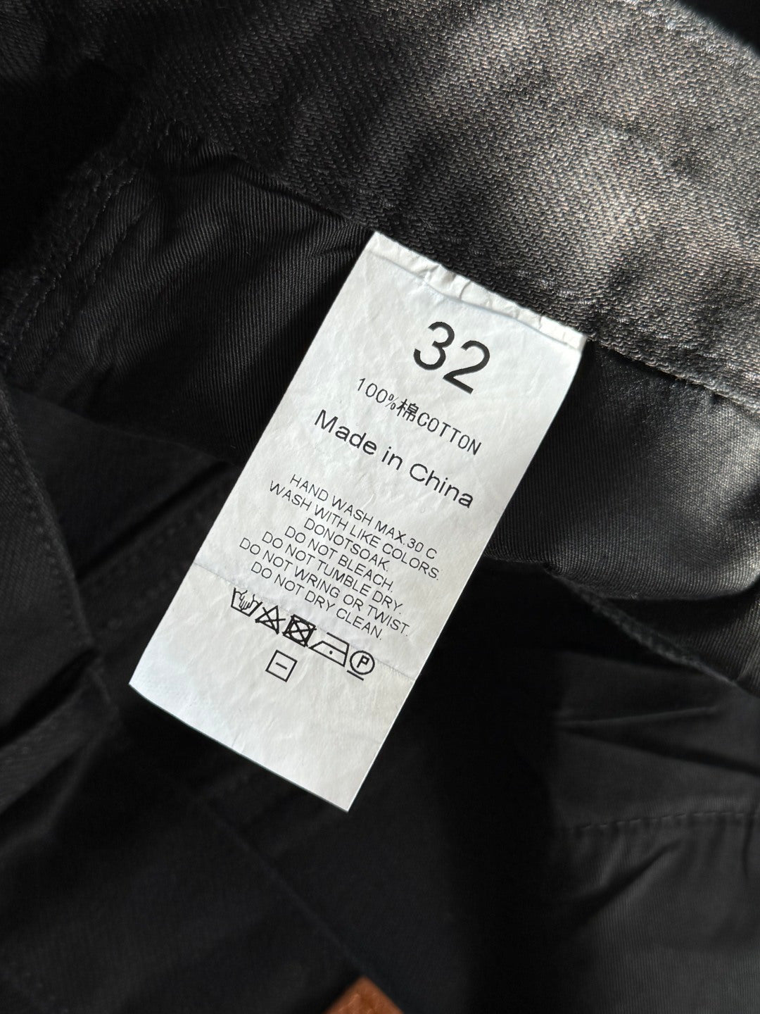 Brunello Cucinelli Hose in Schwarz mit dezenten Distressed-Details – Straight Fit