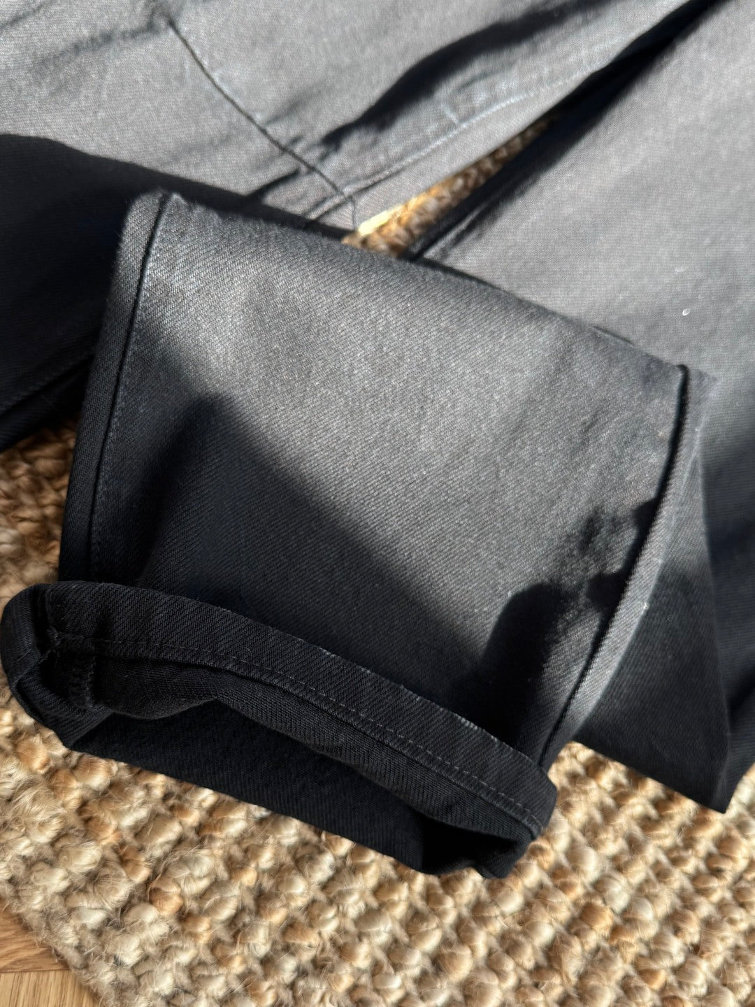 Brunello Cucinelli Hose in Schwarz mit dezenten Distressed-Details – Straight Fit