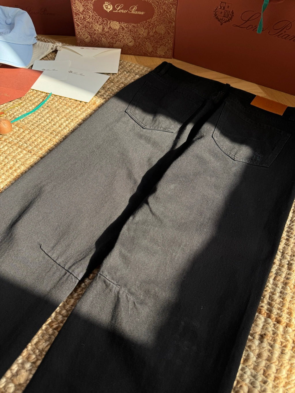 Brunello Cucinelli Hose in Schwarz mit dezenten Distressed-Details – Straight Fit