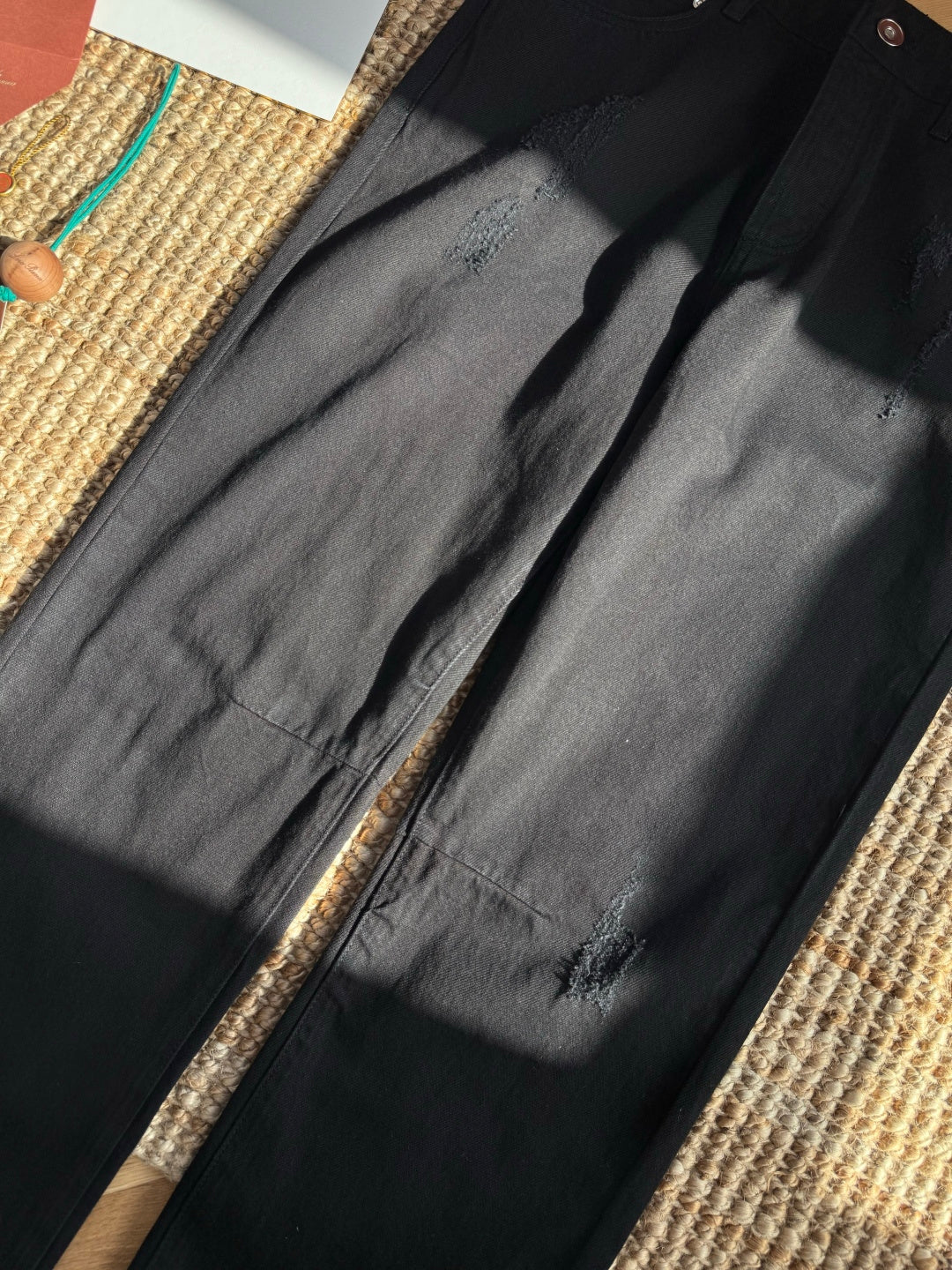 Brunello Cucinelli Hose in Schwarz mit dezenten Distressed-Details – Straight Fit