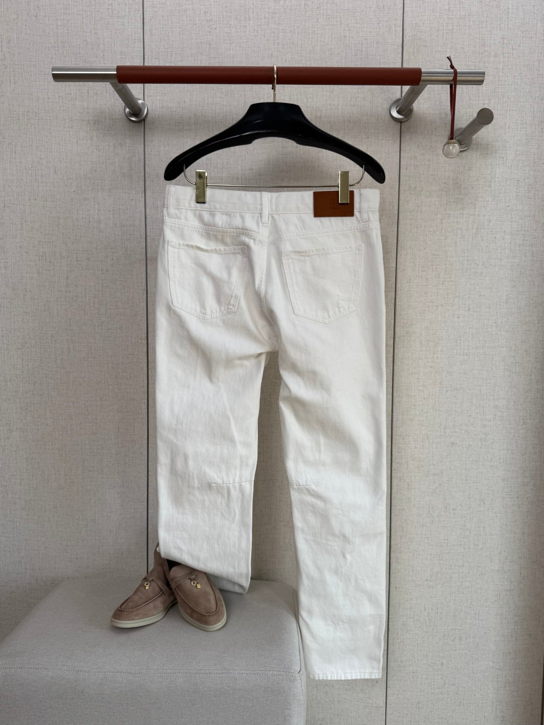 Brunello Cucinelli Hose in Weiß mit dezenten Distressed-Details – Straight Fit