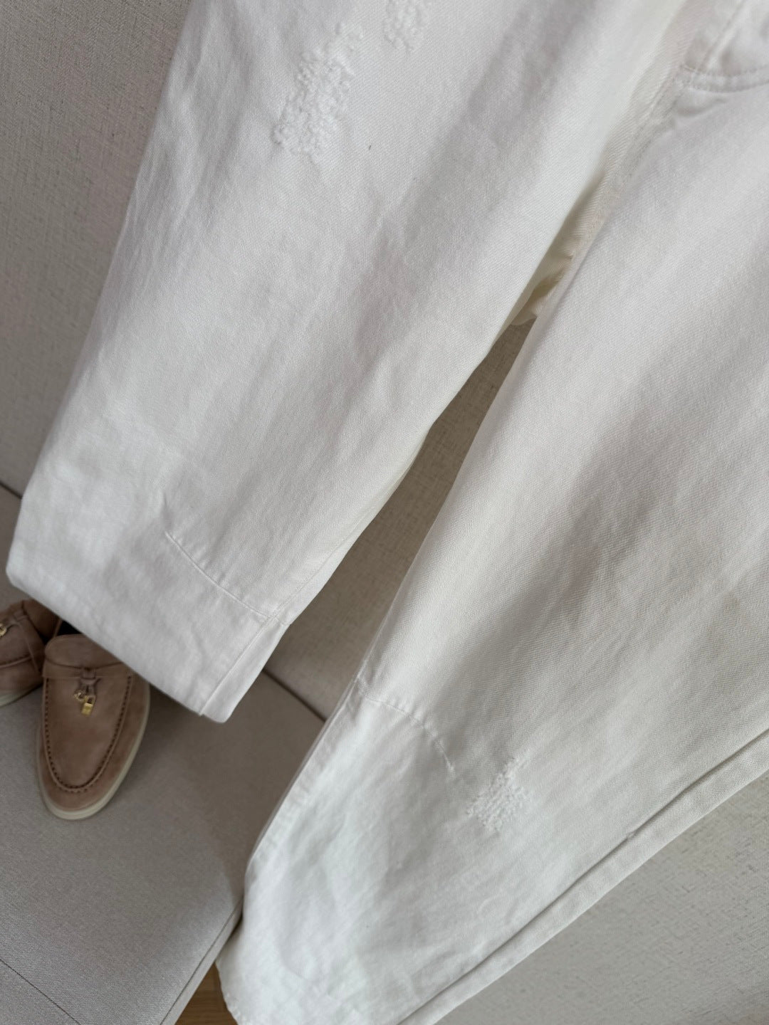 Brunello Cucinelli Hose in Weiß mit dezenten Distressed-Details – Straight Fit