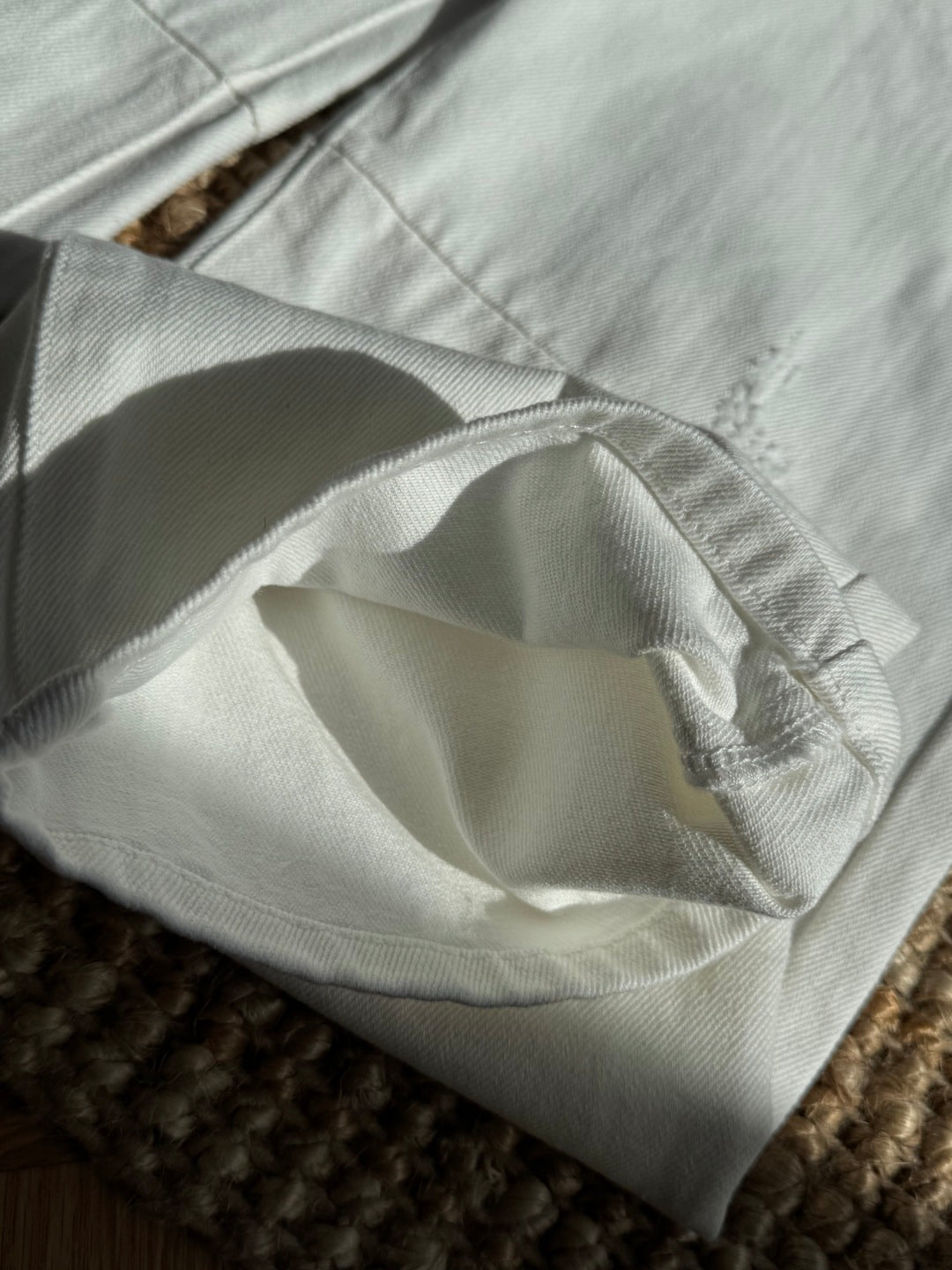 Brunello Cucinelli Hose in Weiß mit dezenten Distressed-Details – Straight Fit