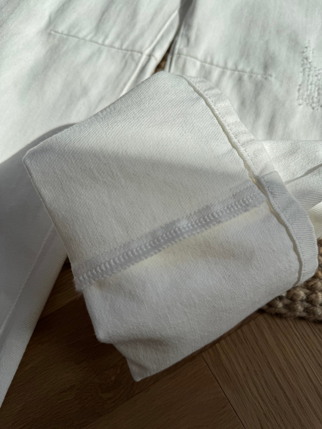 Brunello Cucinelli Hose in Weiß mit dezenten Distressed-Details – Straight Fit