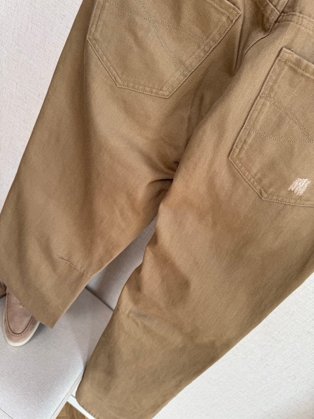 Brunello Cucinelli Hose in Braun mit dezenten Distressed-Details – Straight Fit