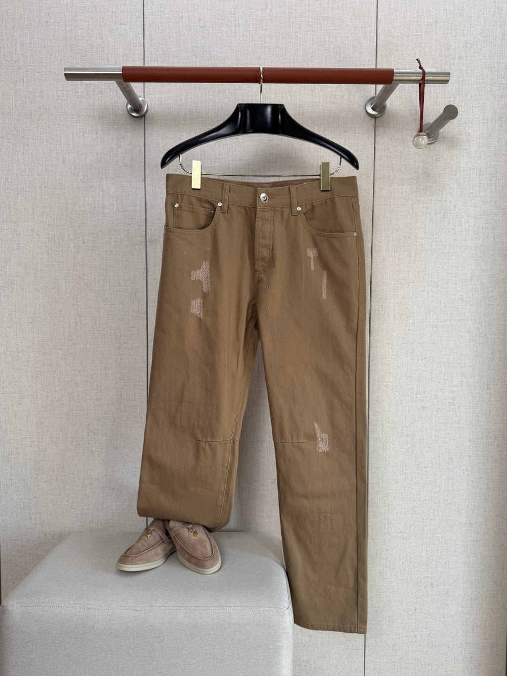 Brunello Cucinelli Hose in Braun mit dezenten Distressed-Details – Straight Fit