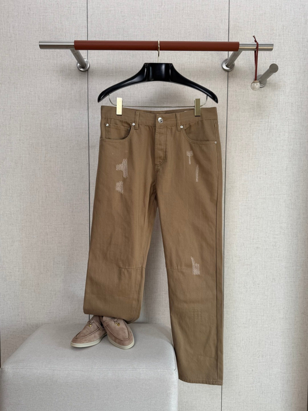 Brunello Cucinelli Hose in Braun mit dezenten Distressed-Details – Straight Fit