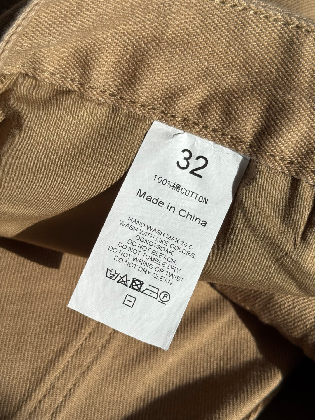 Brunello Cucinelli Hose in Braun mit dezenten Distressed-Details – Straight Fit