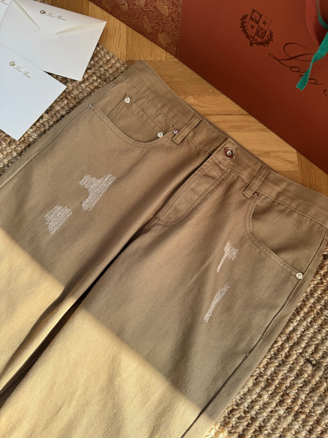 Brunello Cucinelli Hose in Braun mit dezenten Distressed-Details – Straight Fit