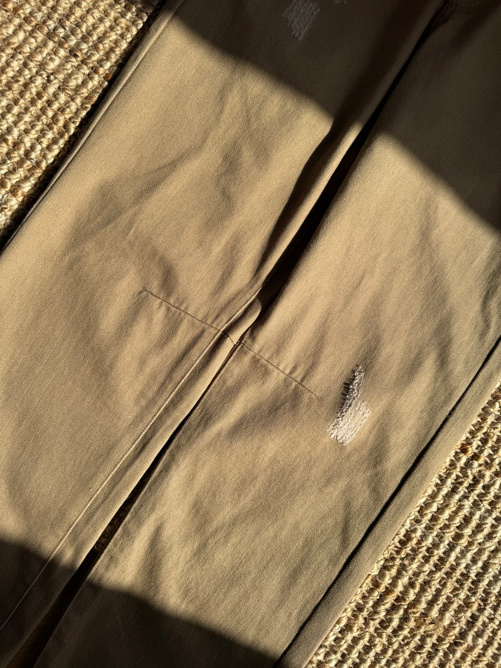 Brunello Cucinelli Hose in Braun mit dezenten Distressed-Details – Straight Fit