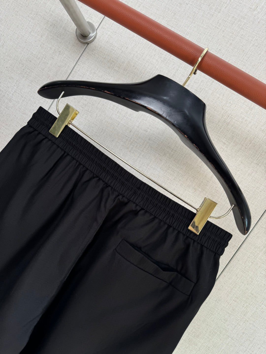 Loro Piana Shorts Schwarz – Leichte Shorts mit Elastikbund und Kordelzug