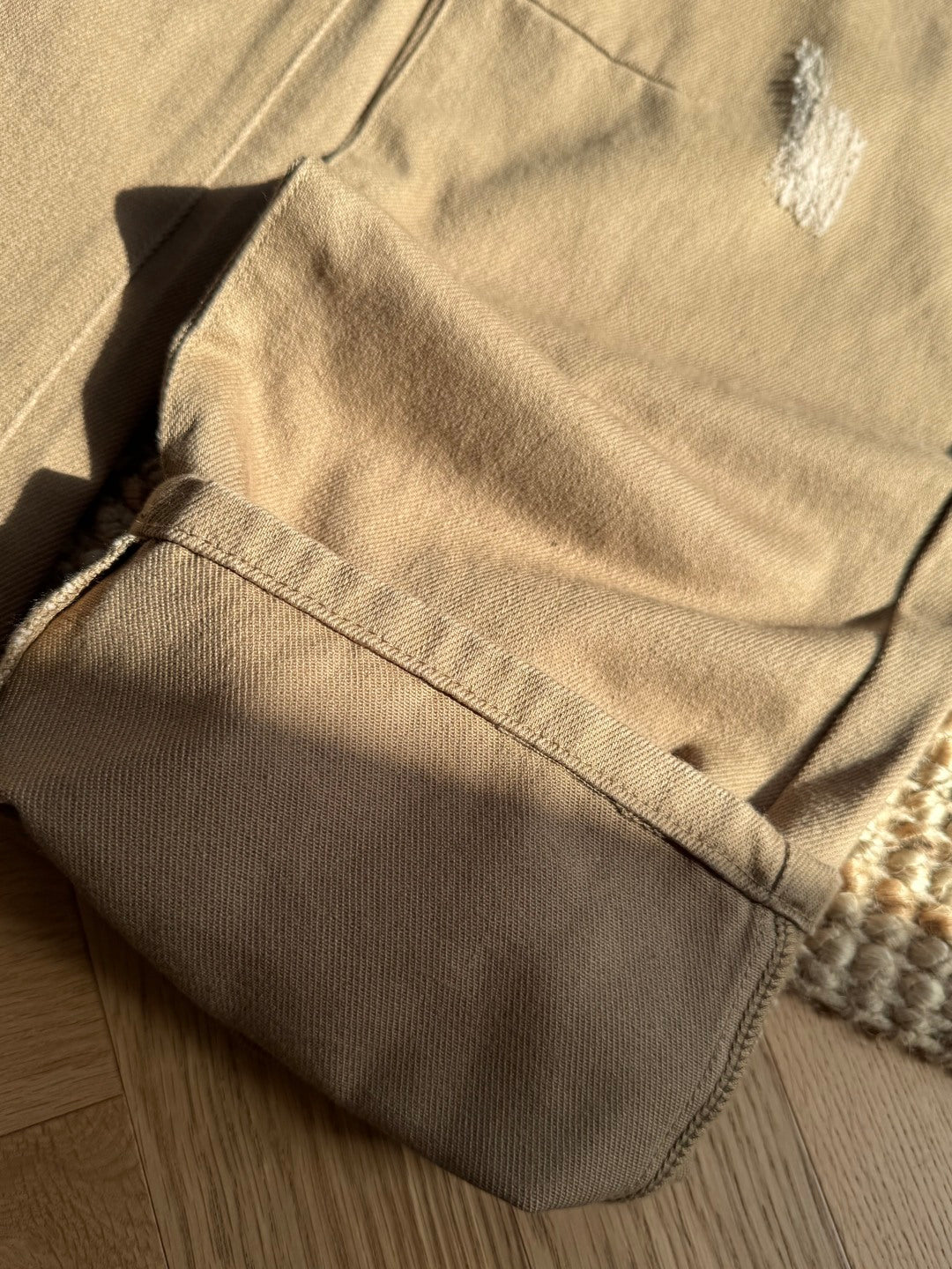 Brunello Cucinelli Hose in Braun mit dezenten Distressed-Details – Straight Fit