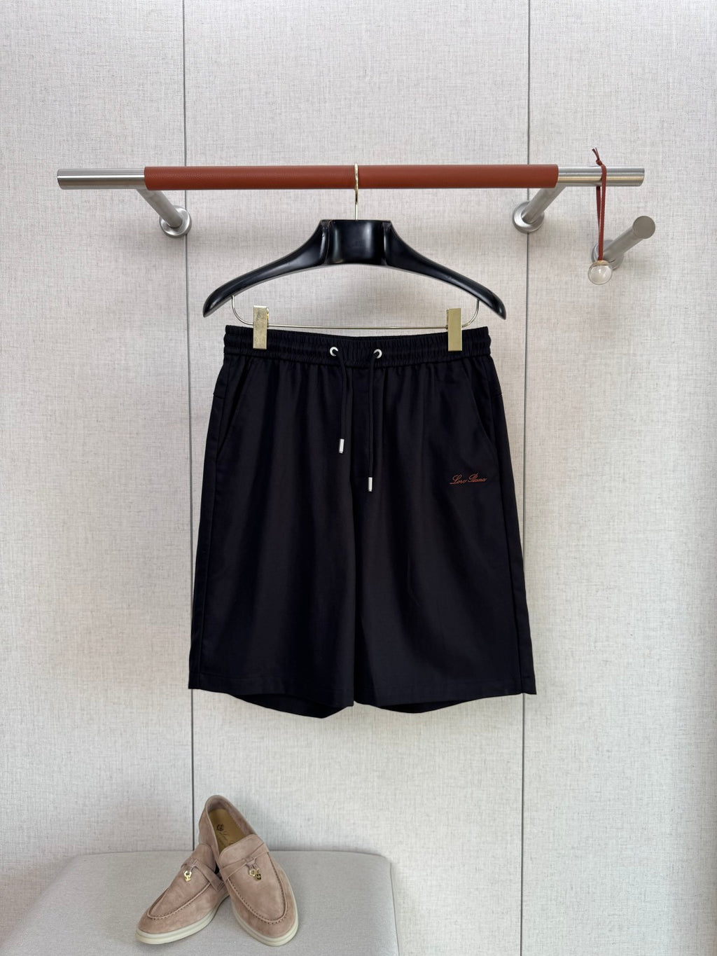 Loro Piana Shorts Schwarz – Leichte Shorts mit Elastikbund, Kordelzug und Logo-Stickerei