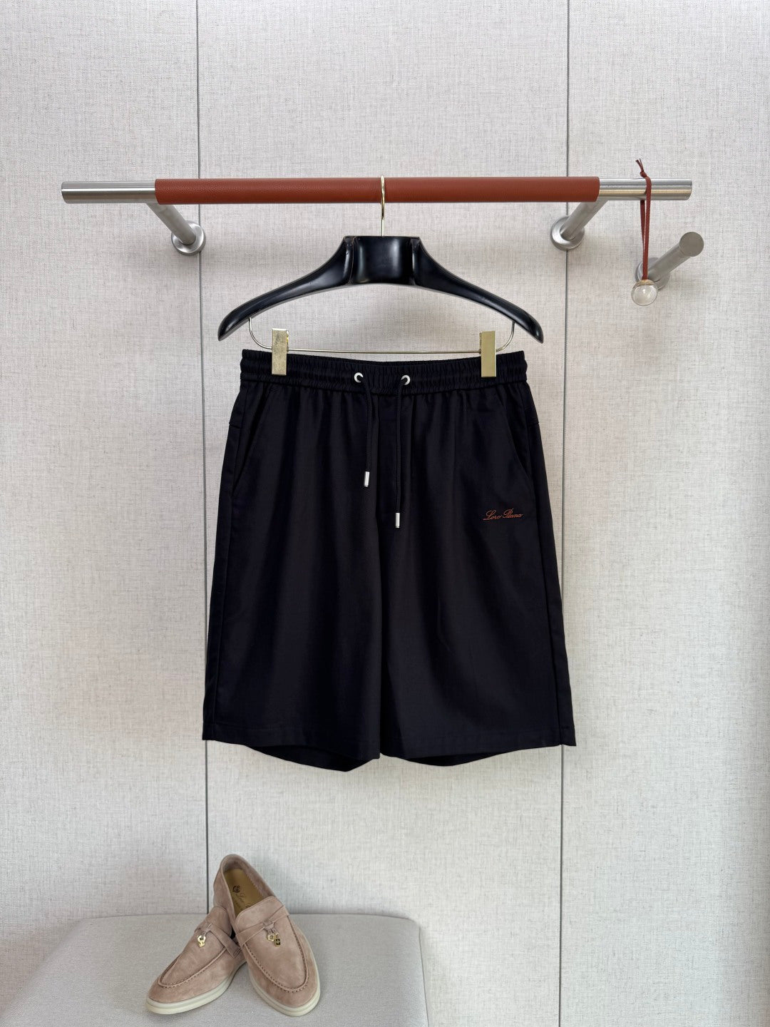 Loro Piana Shorts Schwarz – Leichte Shorts mit Elastikbund, Kordelzug und Logo-Stickerei