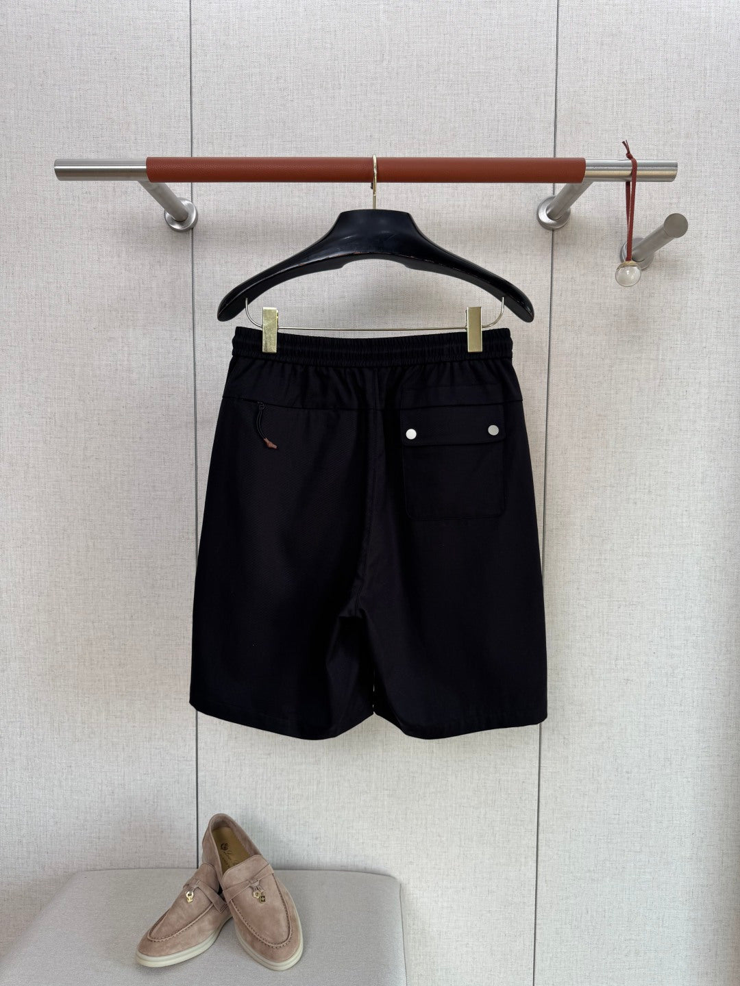 Loro Piana Shorts Schwarz – Leichte Shorts mit Elastikbund, Kordelzug und Logo-Stickerei