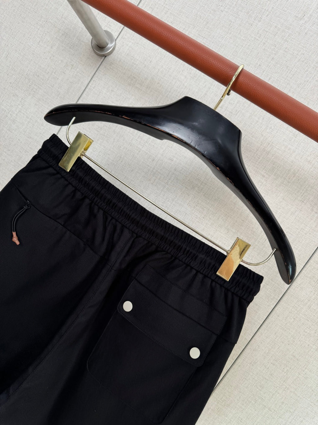 Loro Piana Shorts Schwarz – Leichte Shorts mit Elastikbund, Kordelzug und Logo-Stickerei