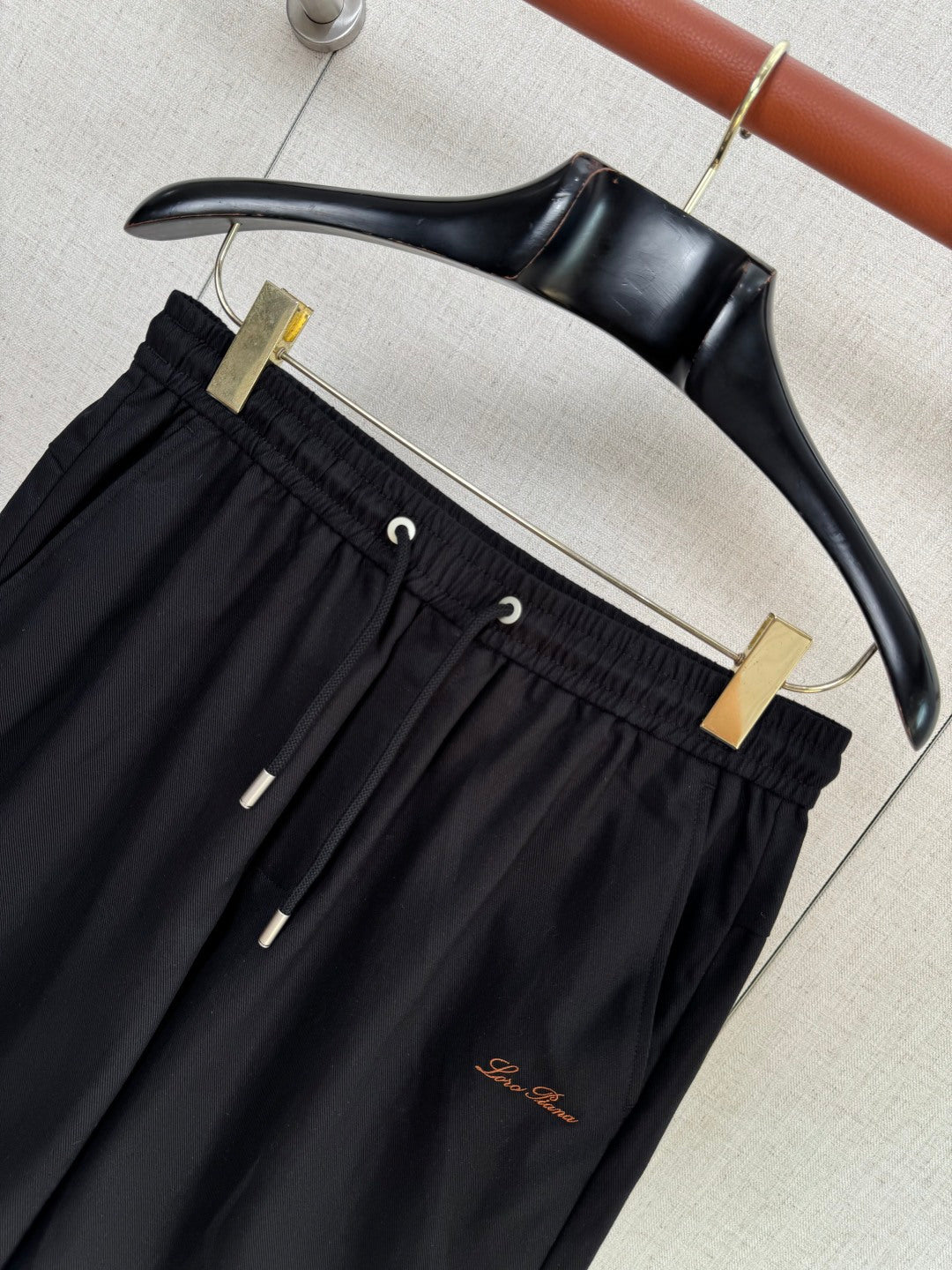 Loro Piana Shorts Schwarz – Leichte Shorts mit Elastikbund, Kordelzug und Logo-Stickerei