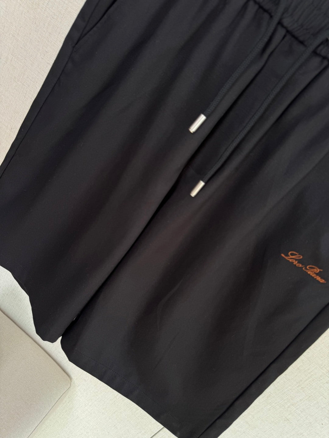 Loro Piana Shorts Schwarz – Leichte Shorts mit Elastikbund, Kordelzug und Logo-Stickerei
