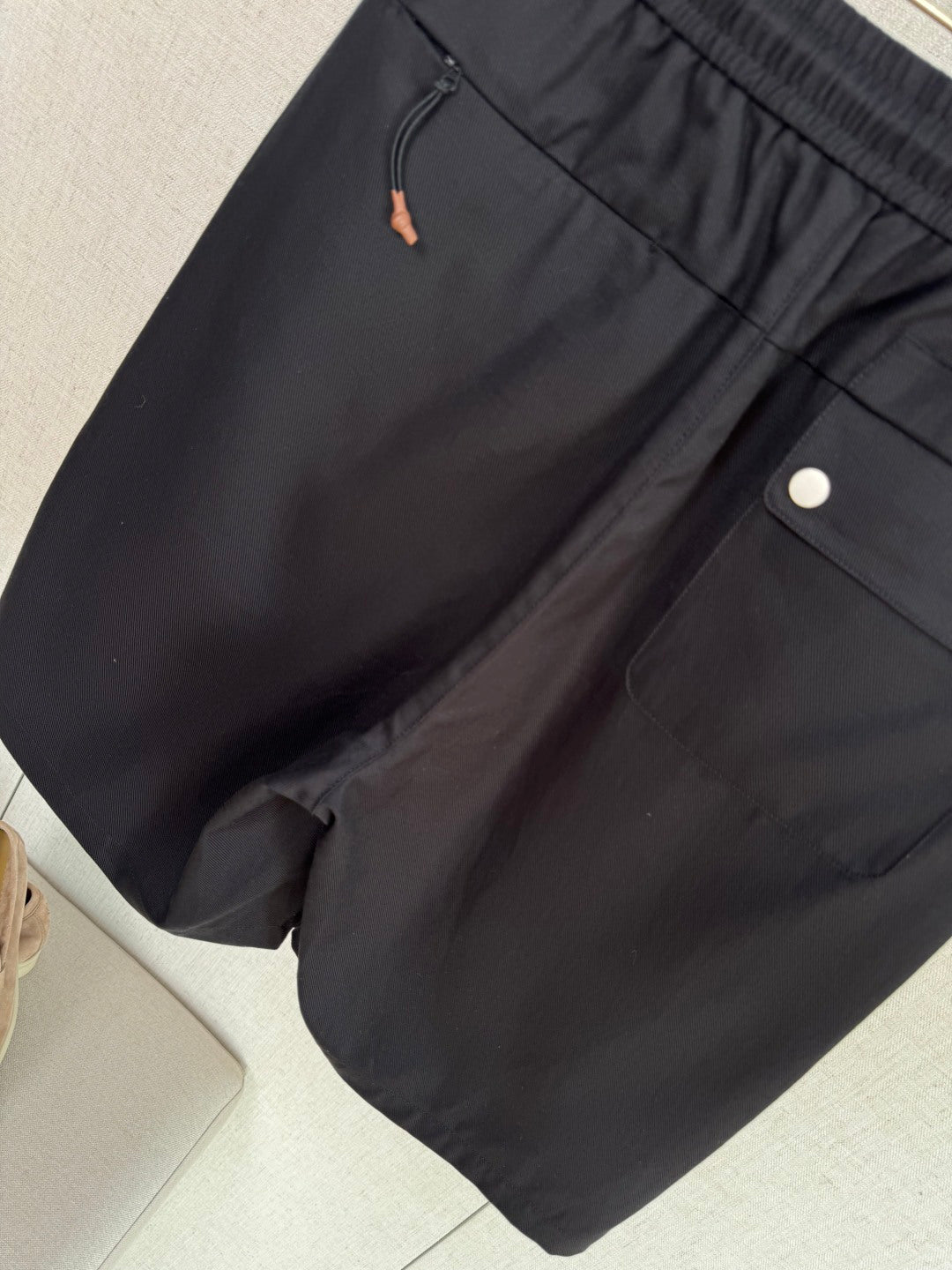 Loro Piana Shorts Schwarz – Leichte Shorts mit Elastikbund, Kordelzug und Logo-Stickerei