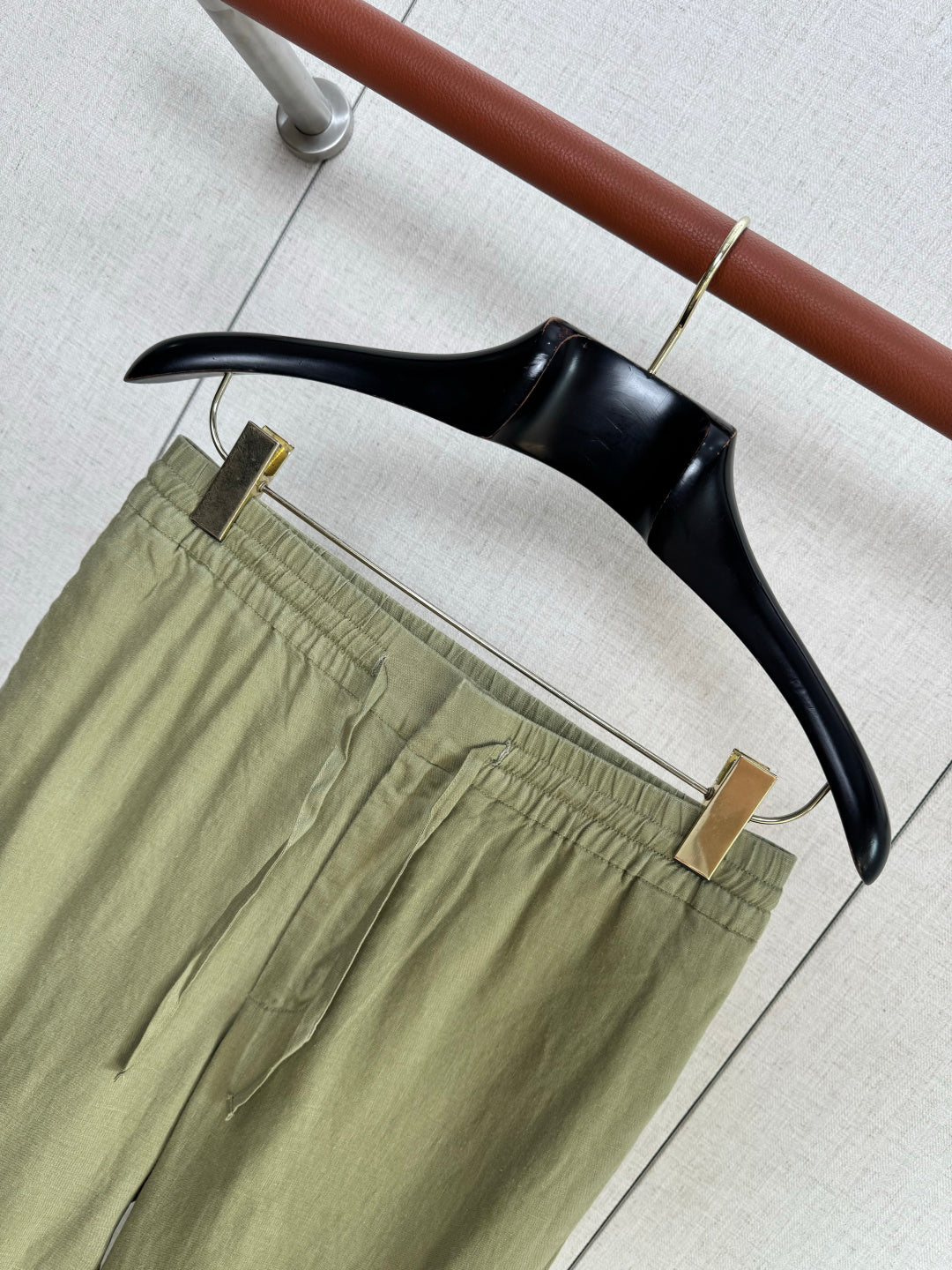 Loro Piana Leinenhose Olivgrün – Leichte Sommerhose mit Elastikbund